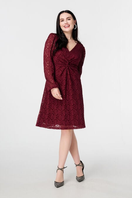 Robe en dentelle avec détail boutonné Robe en dentelle avec détail boutonné