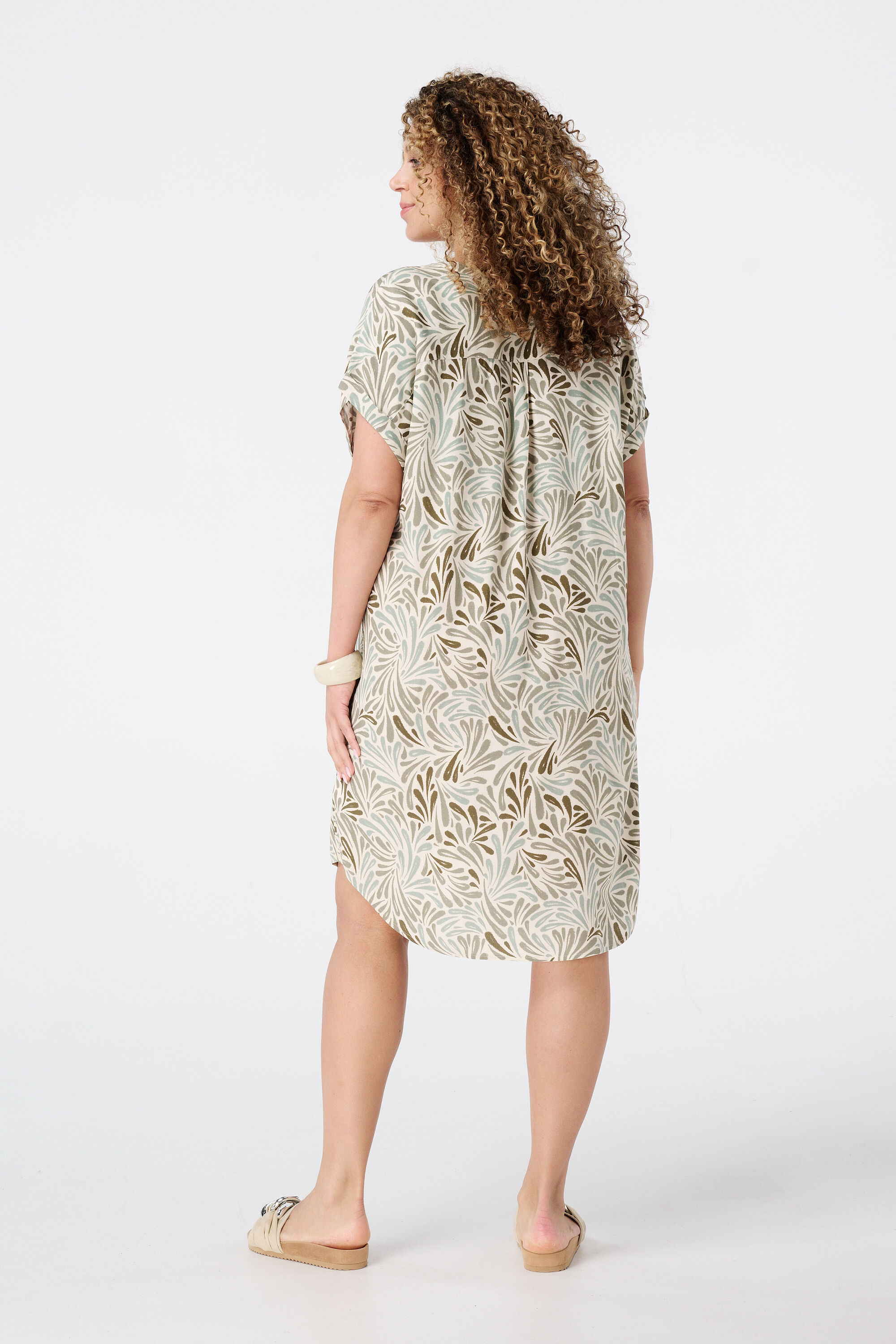 Robe l&eacute;g&egrave;re avec col en V image number 3