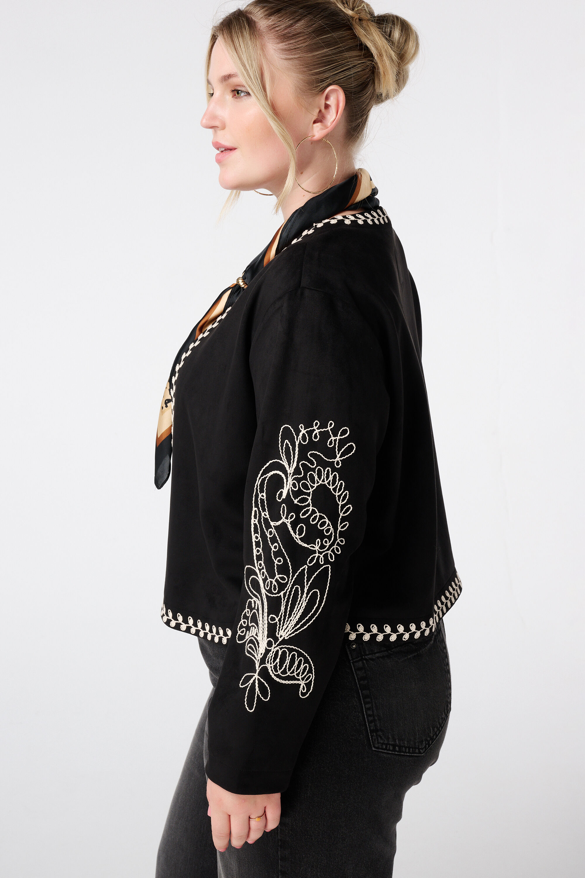 Veste en su&eacute;dine avec broderie image number 4