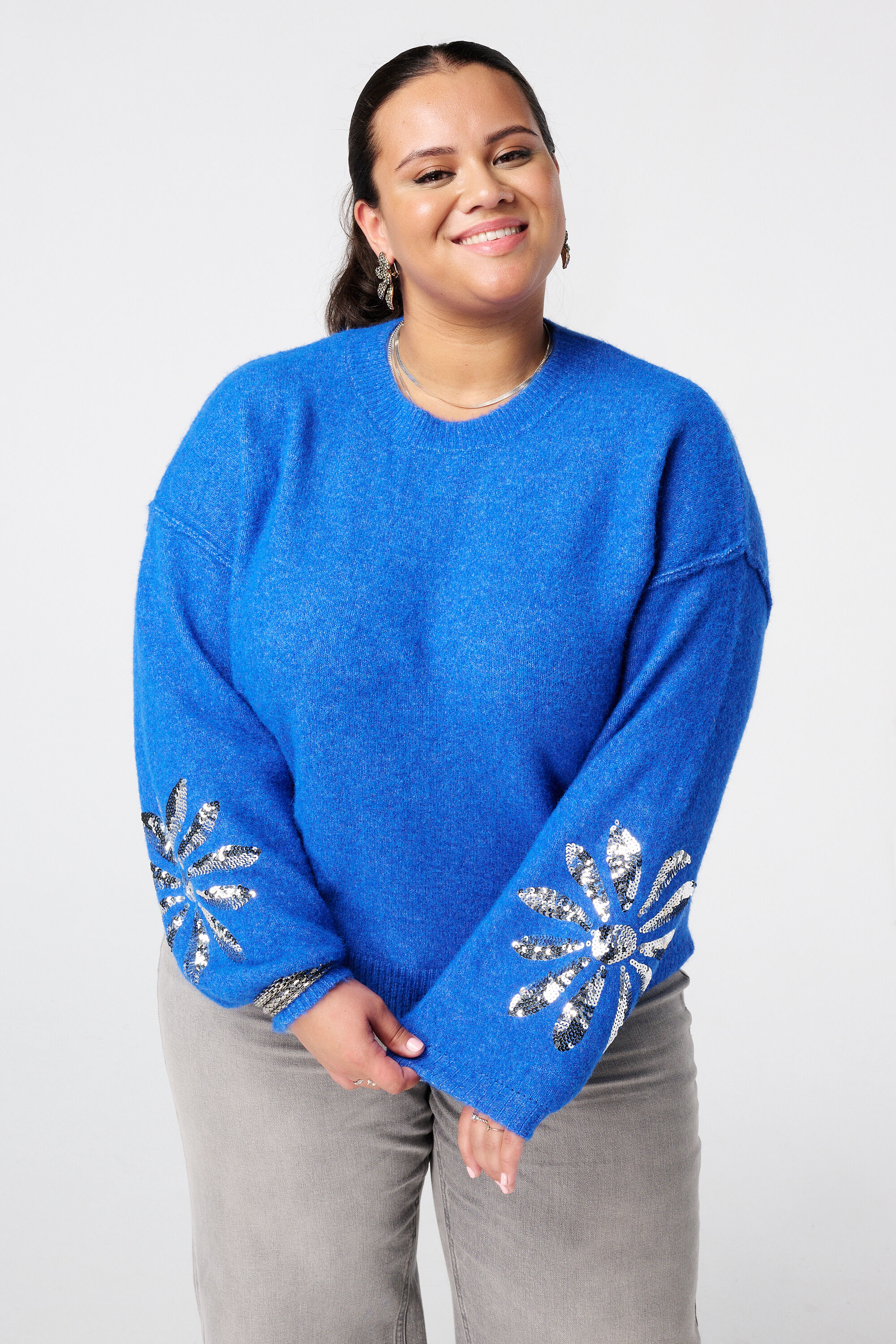 Pull tricot&eacute; avec paillettes sur les manches