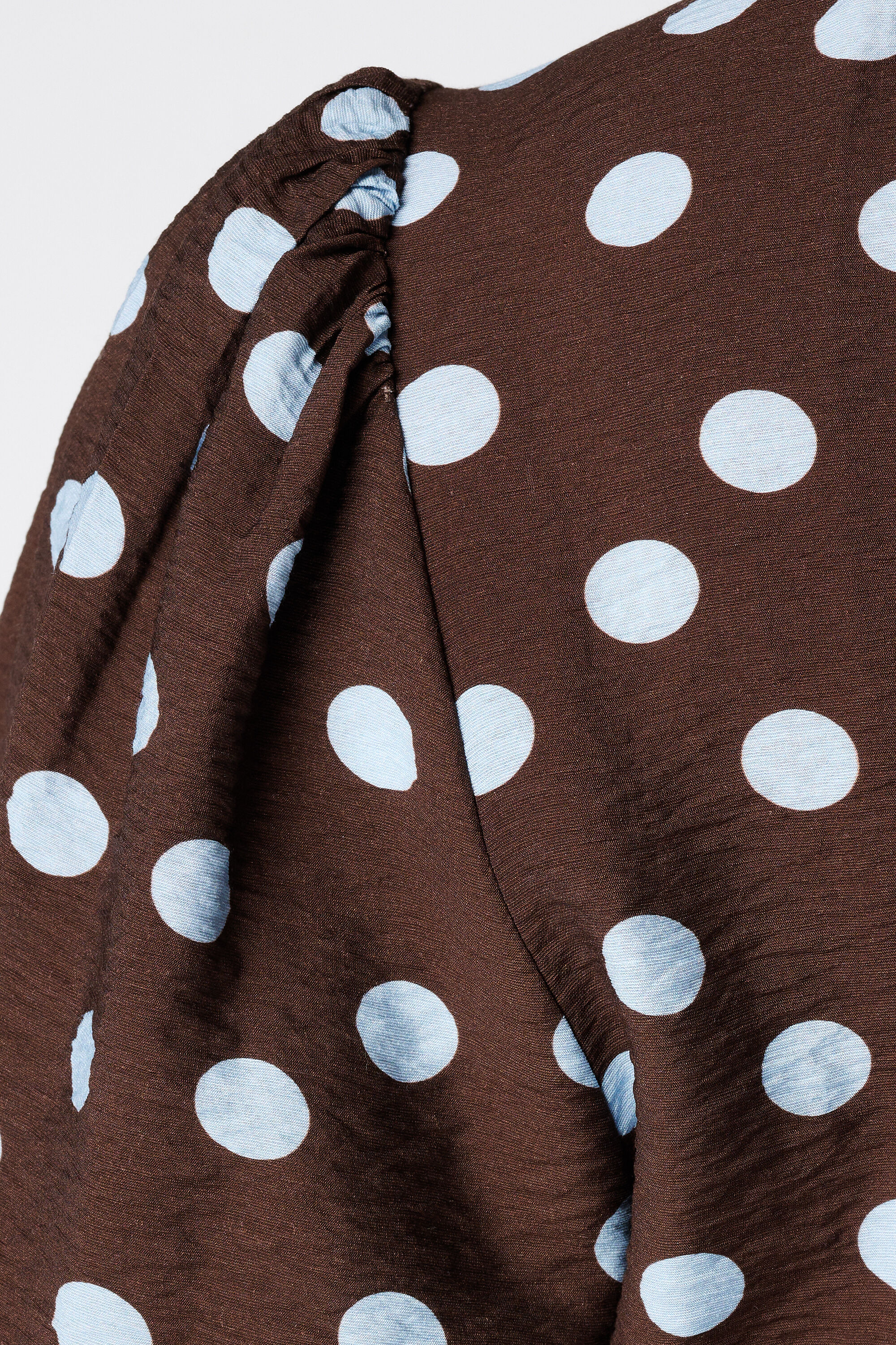 Blouse cintr&eacute;e &agrave; pois image number 6