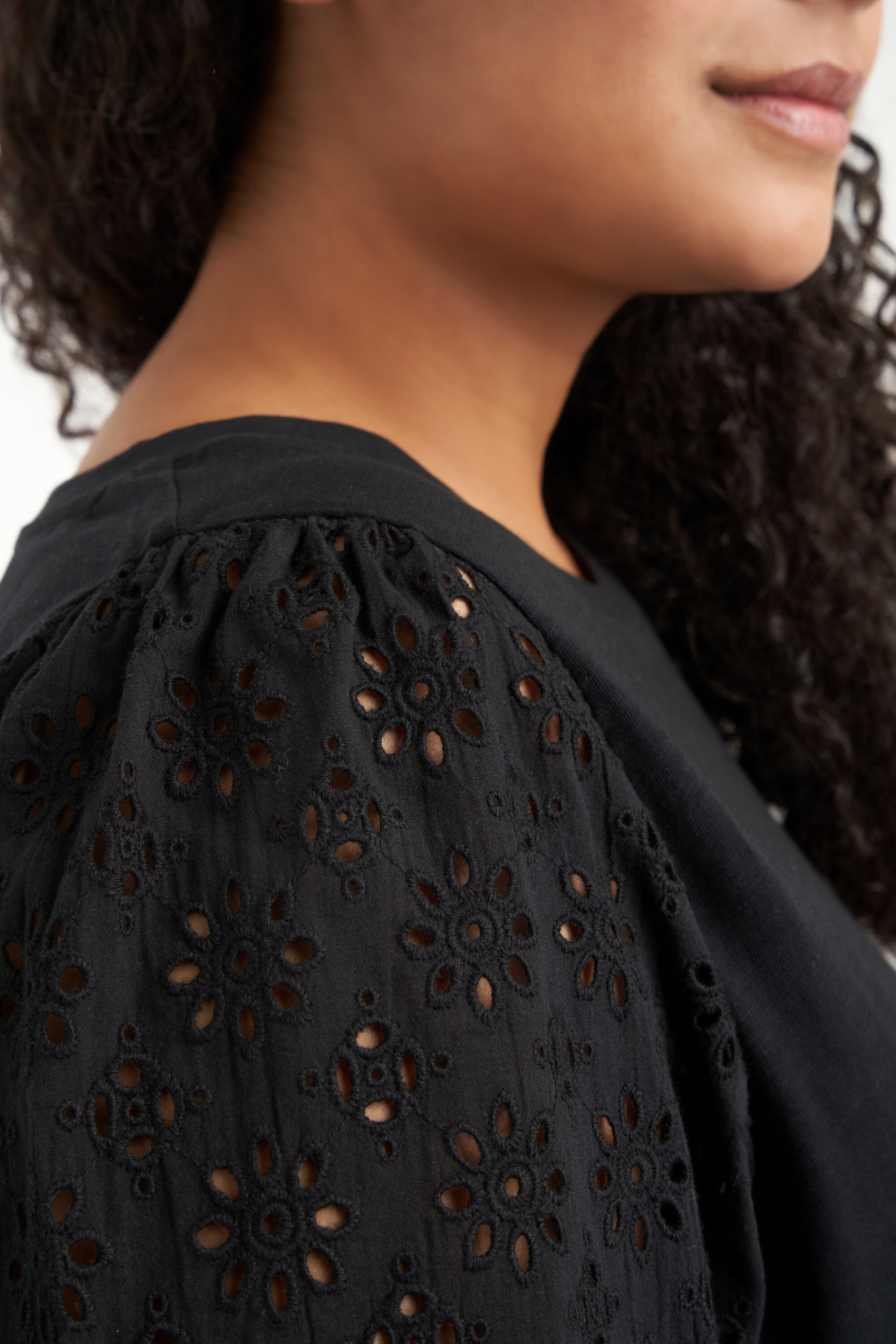 Haut &agrave; broderie image number 5