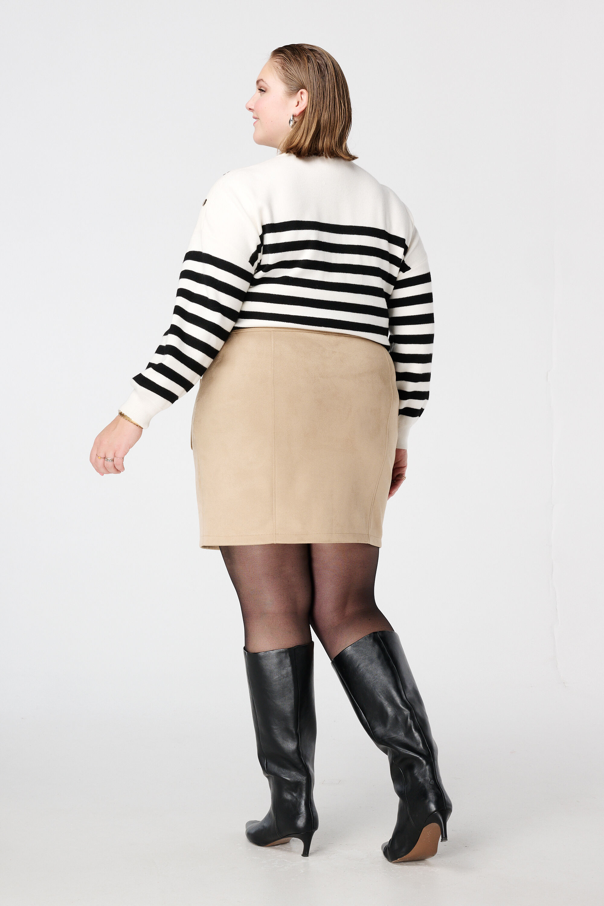 Jupe en su&eacute;dine avec boutons image number 3