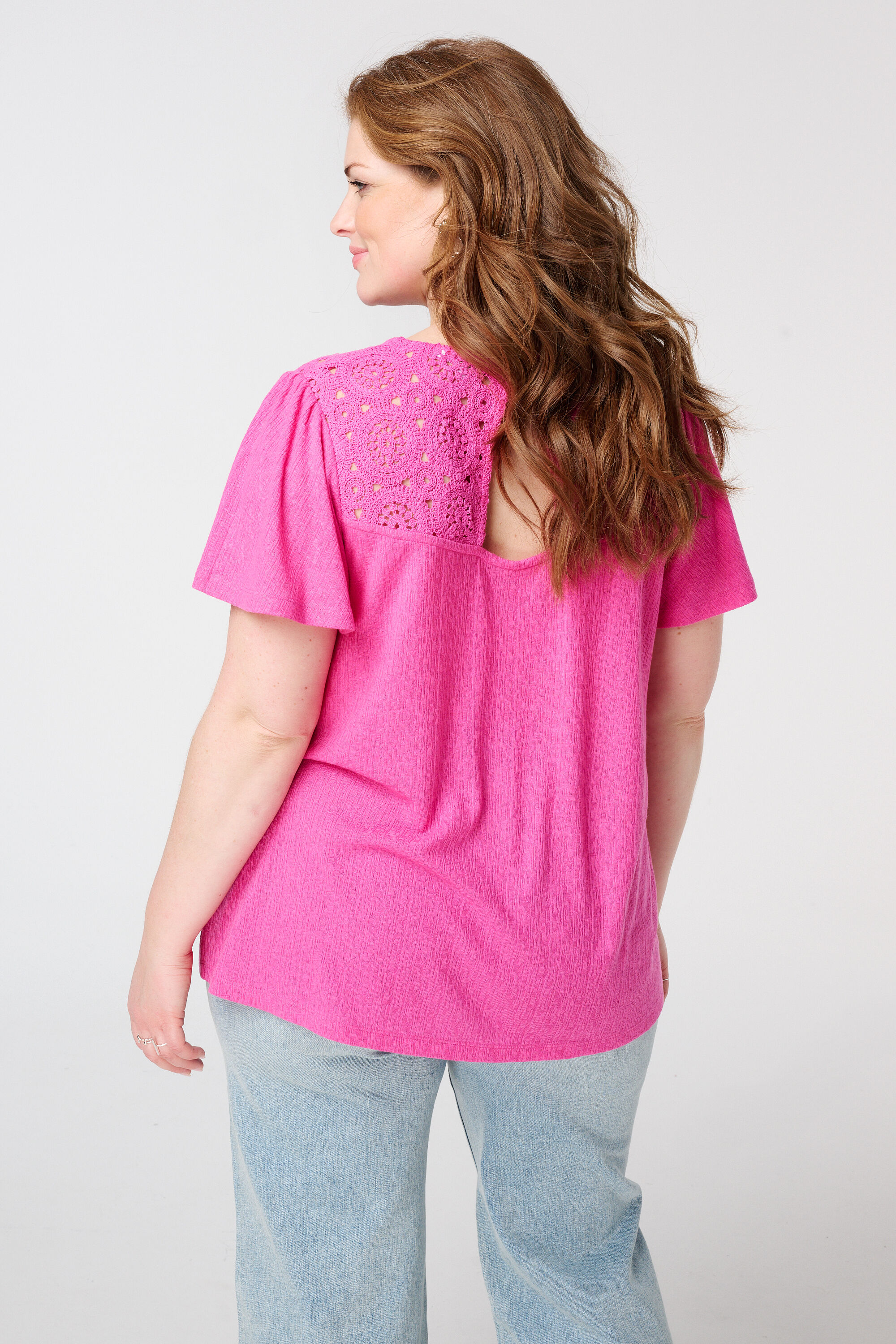 T-shirt avec des d&eacute;tails en crochet  image number 3