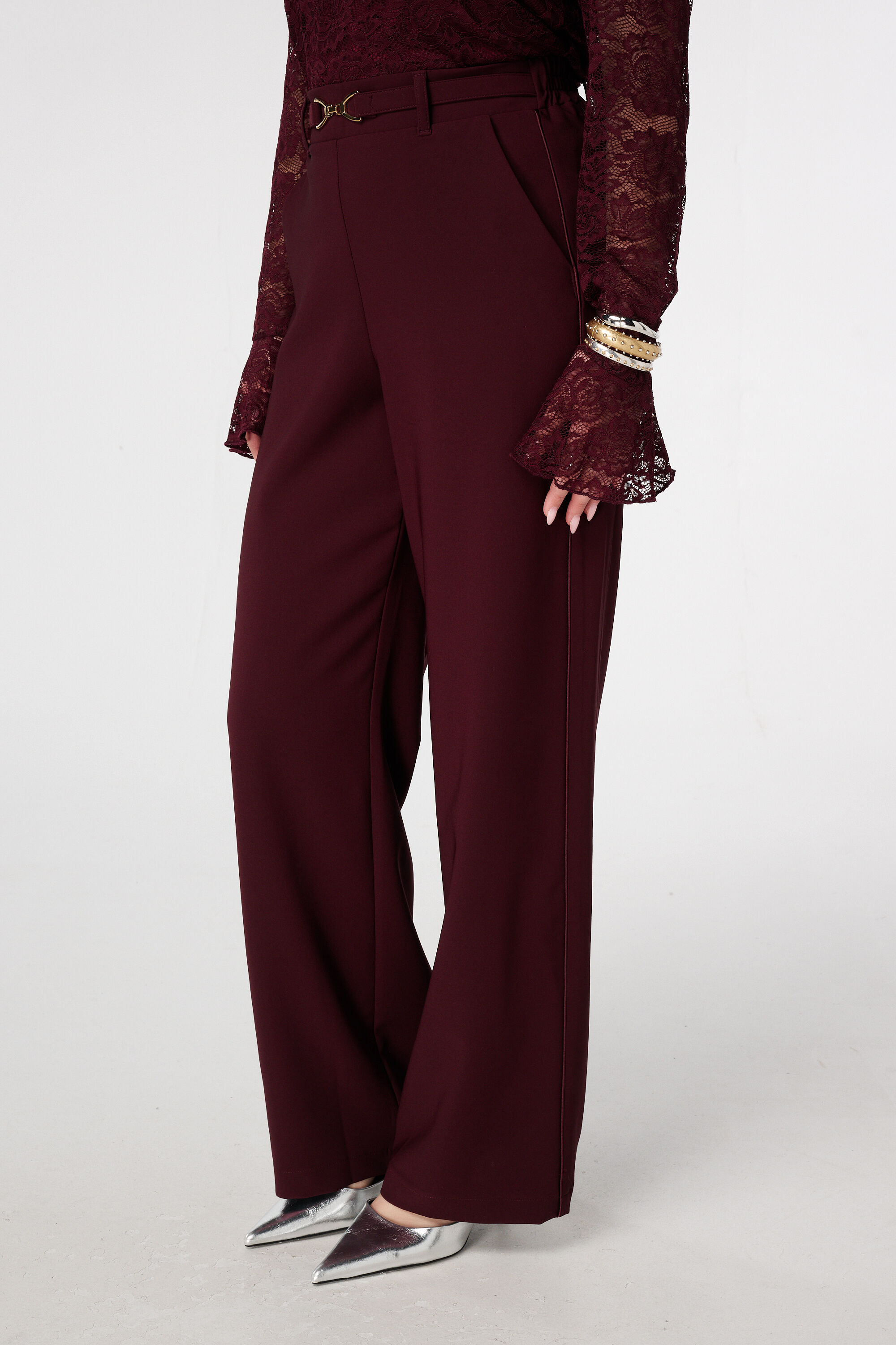 Pantalon avec boucle dor&eacute;e image number 5