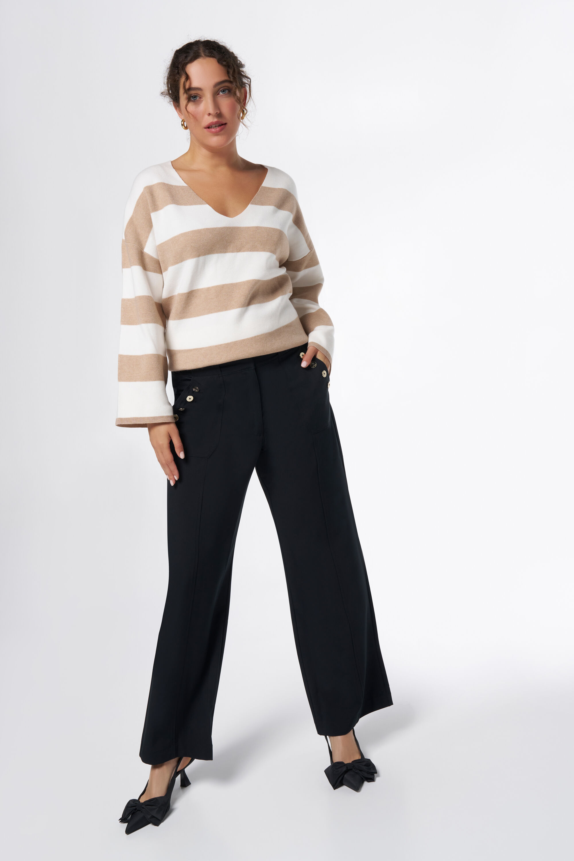Pantalon &agrave; jambes larges avec boutons fantaisie image number 0