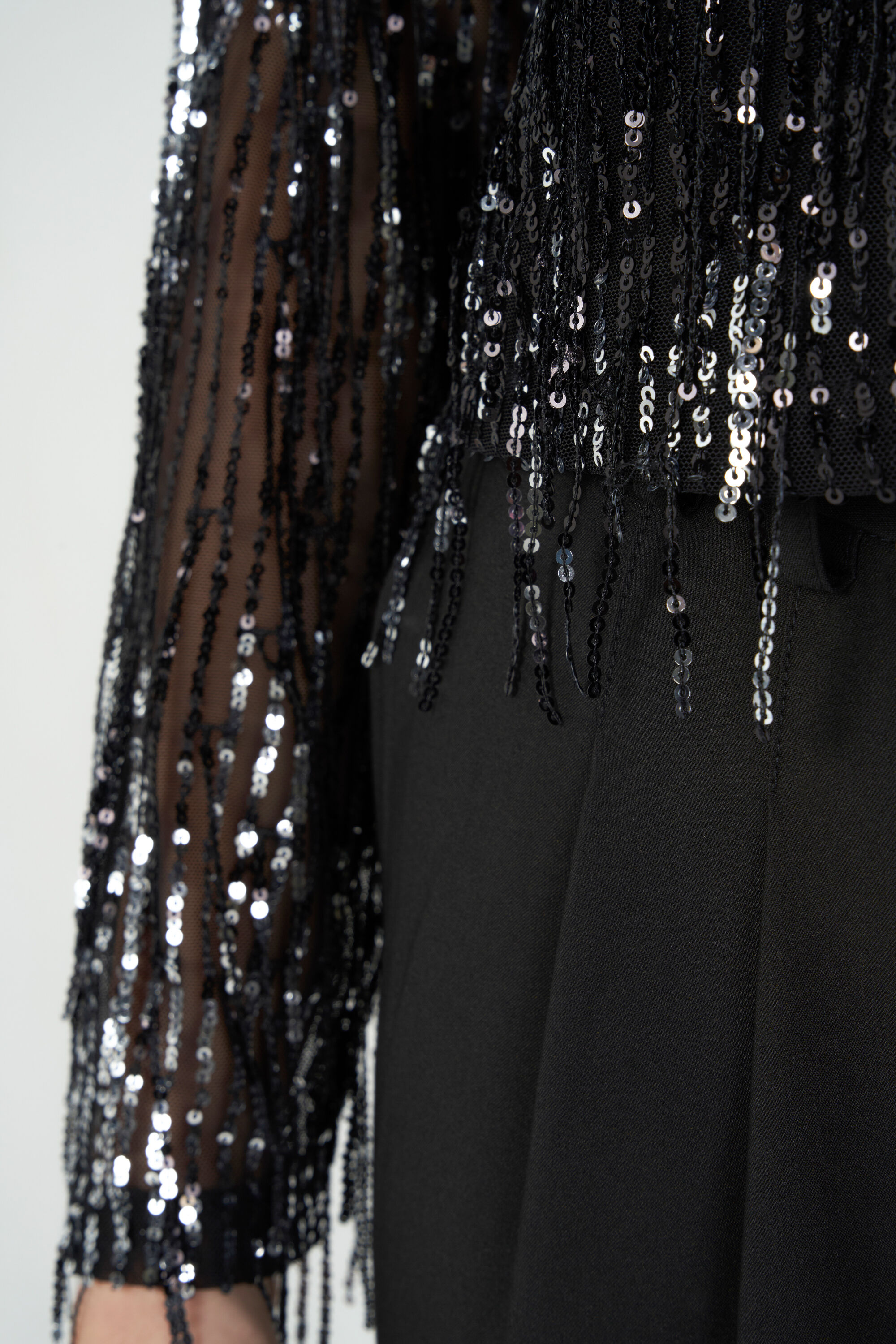 Haut &agrave; paillettes et froufrous image number 4