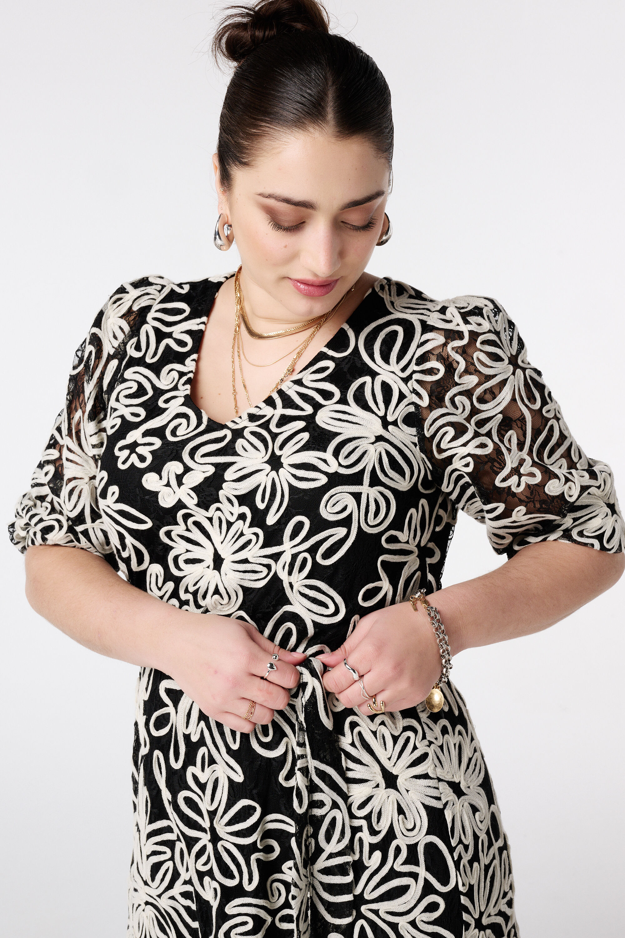 Robe brod&eacute;e avec ceinture image number 4