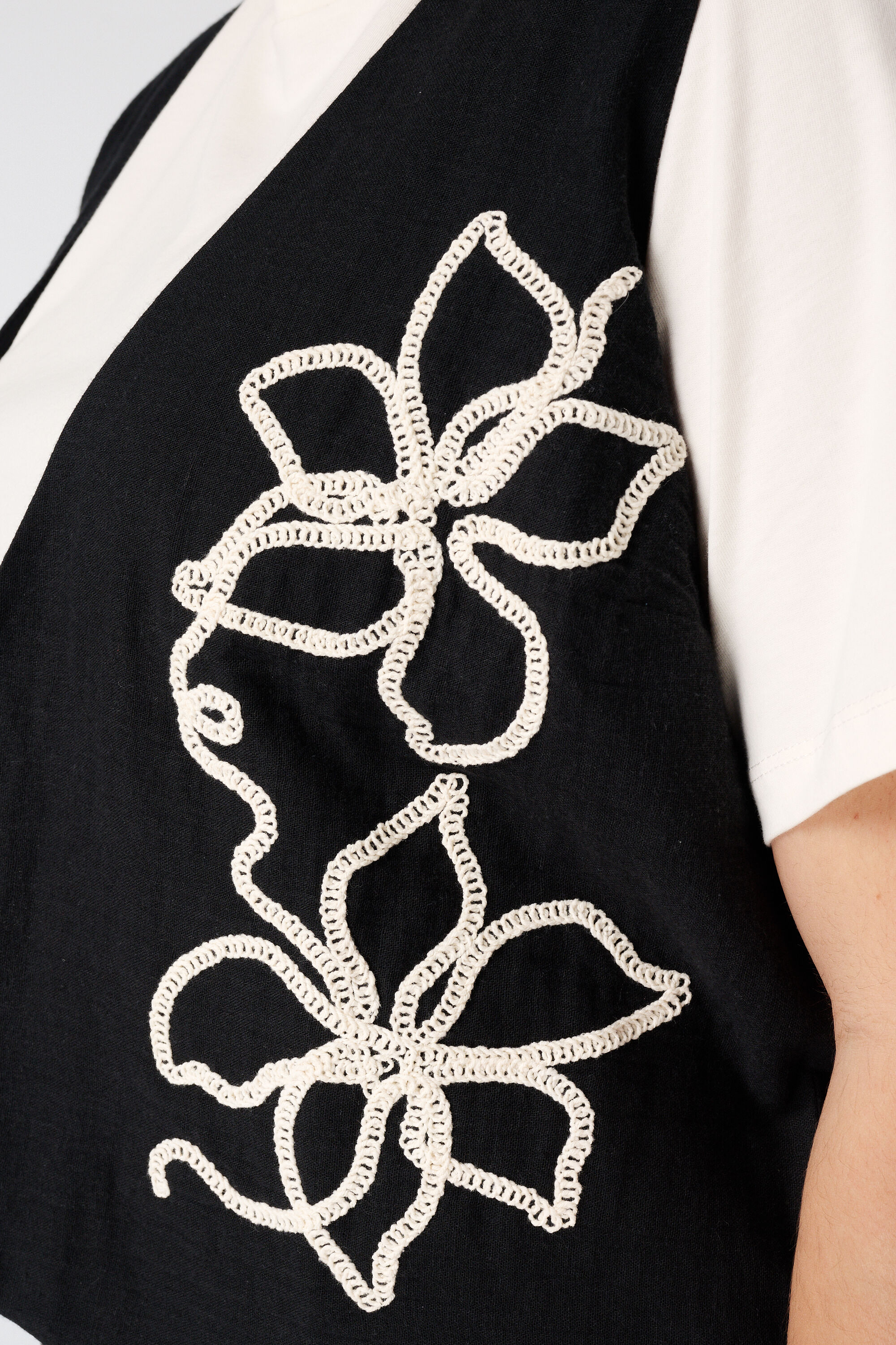 Gilet court avec broderie image number 6