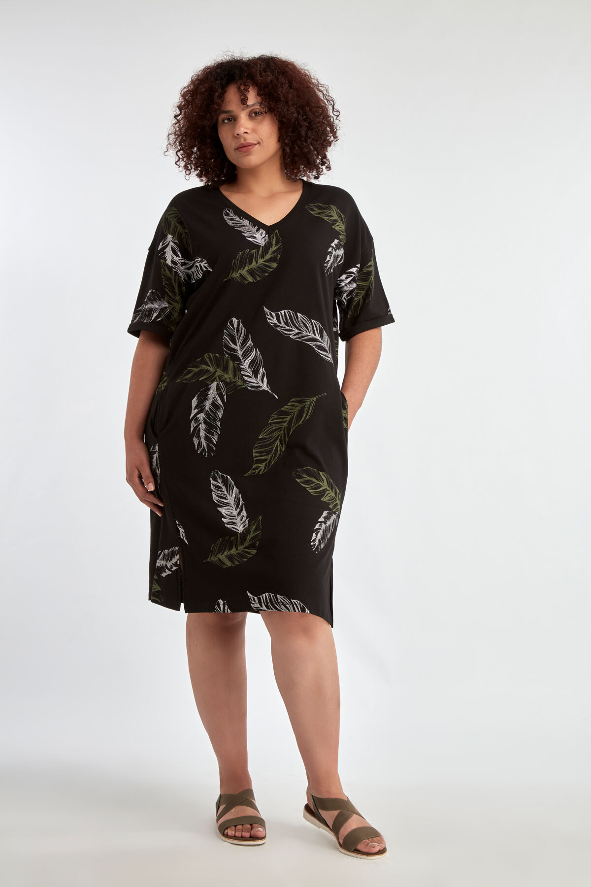 Robe d&eacute;contract&eacute;e avec imprim&eacute; et paillettes image number 5