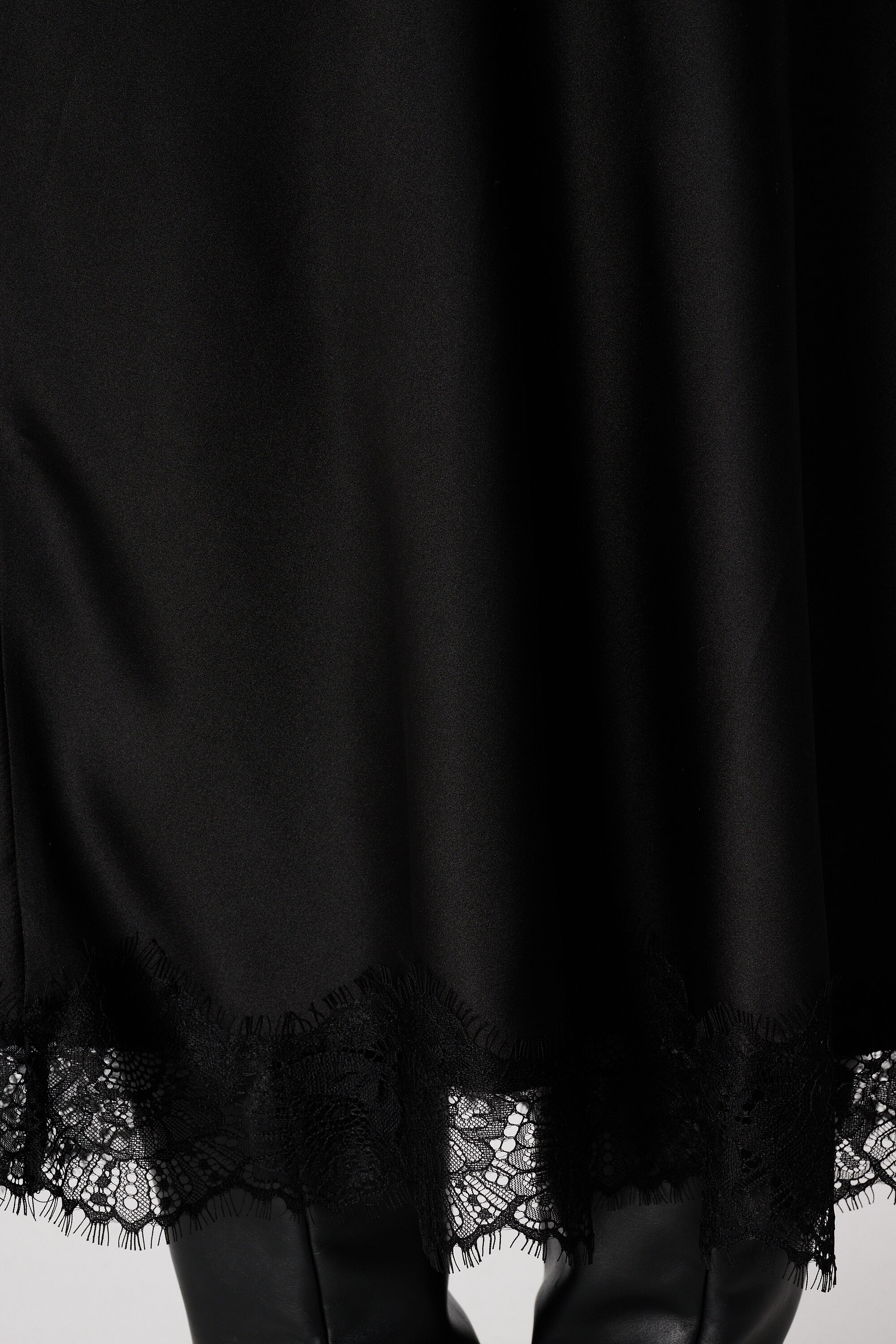 Jupe effet satin avec d&eacute;tail dentelle image number 4