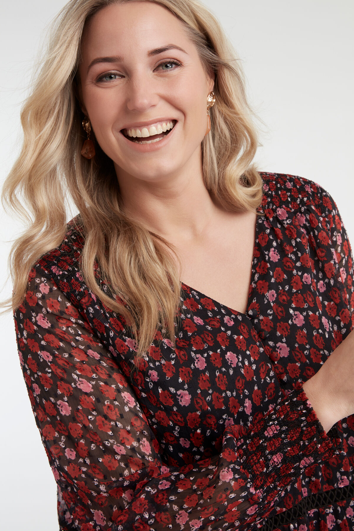 Robe &agrave; fleurs avec des d&eacute;cors fronc&eacute;s   image number 4