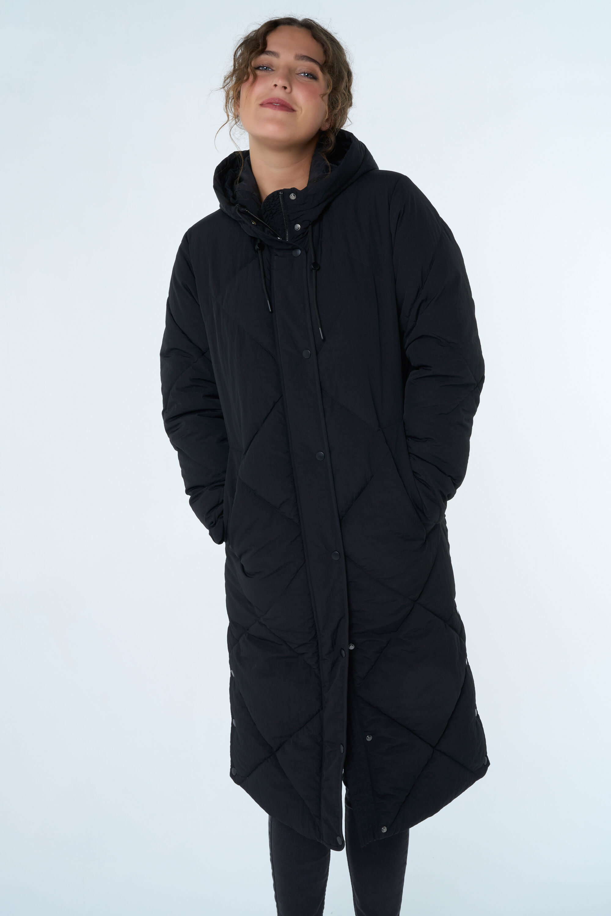 Veste longue matelass&eacute;e &agrave; capuche image number 7