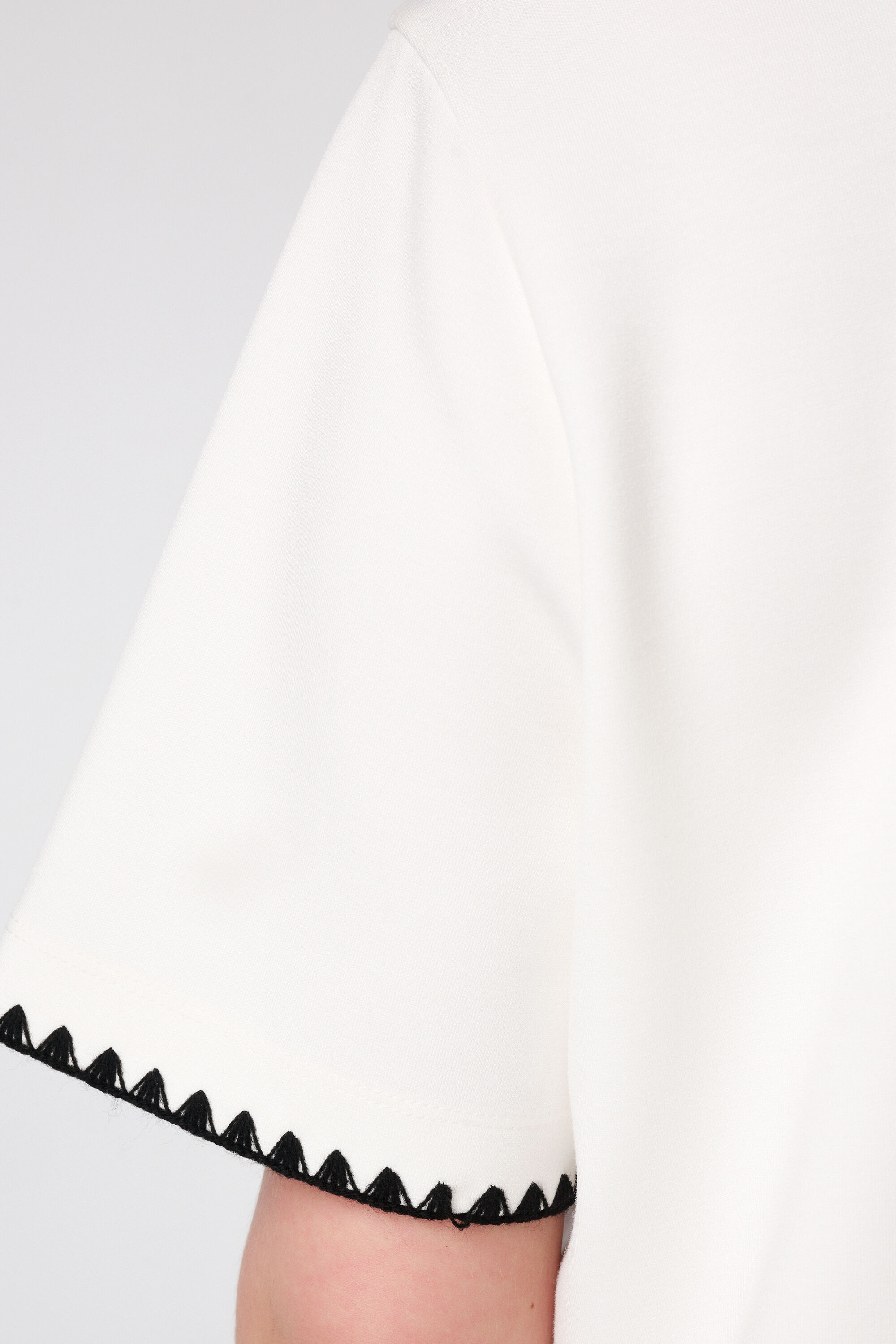 T-shirt avec finitions d&eacute;coratives image number 6