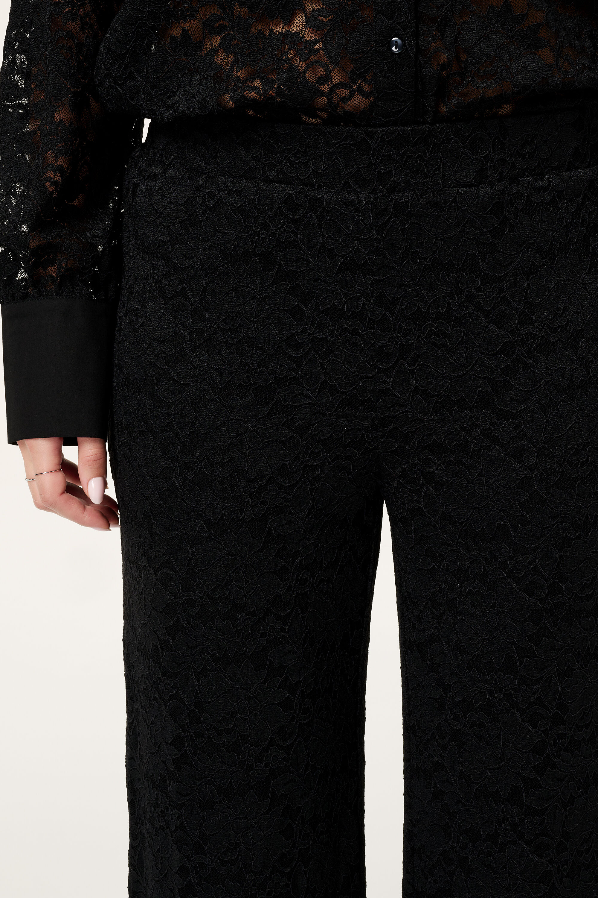 Pantalon en dentelle &agrave; jambes larges image number 4