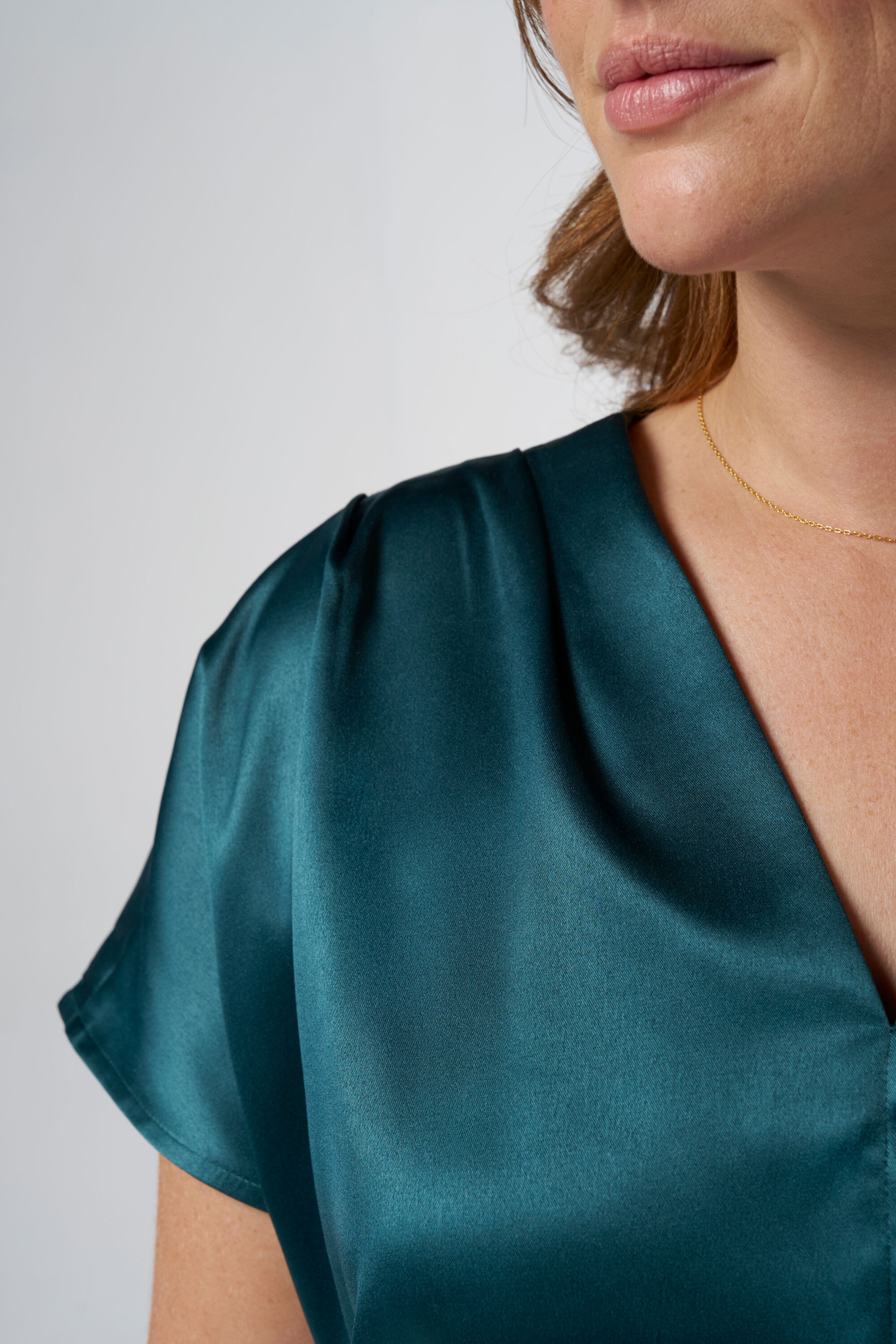 Chemisier &agrave; l'aspect satin&eacute; image number 4