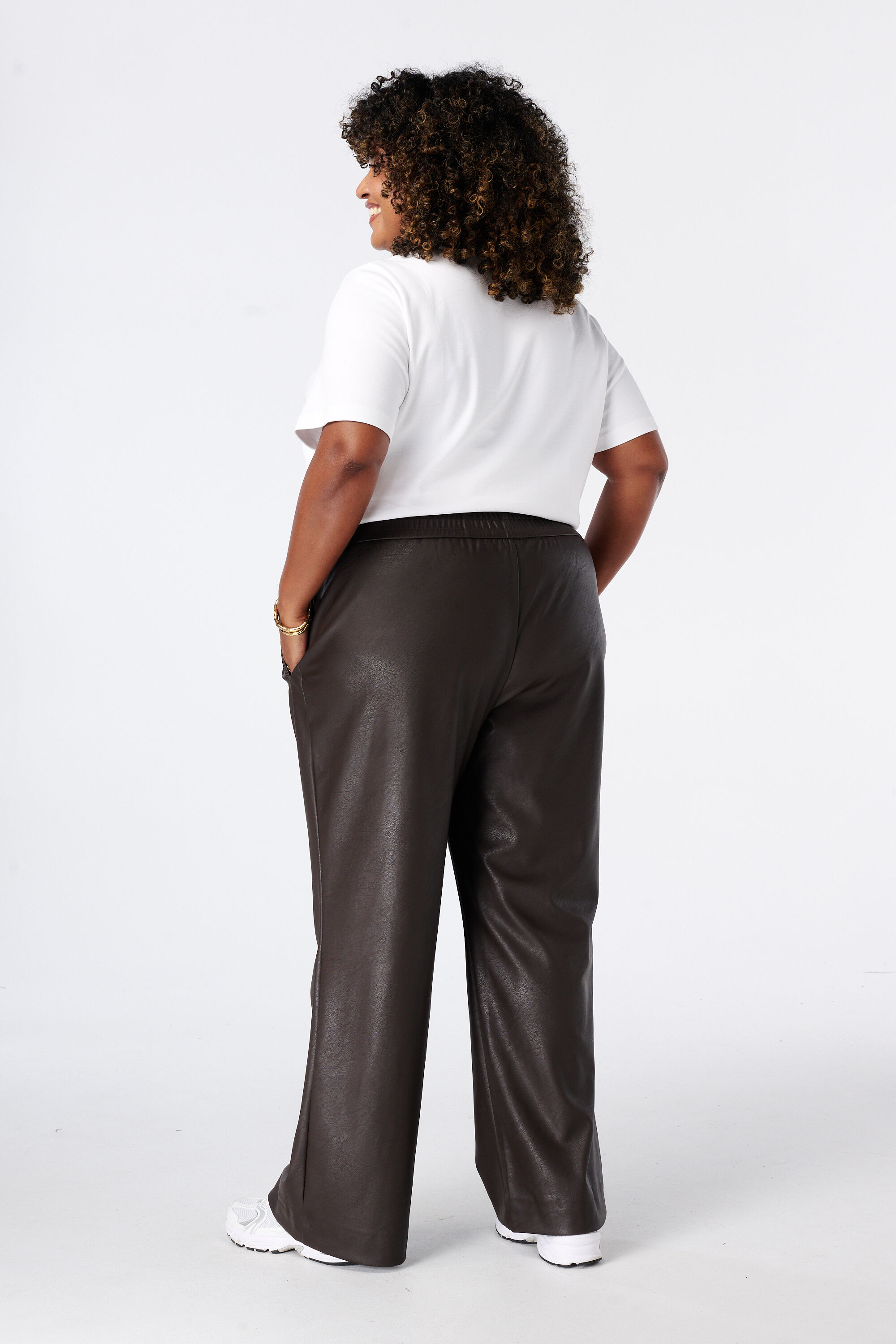 Pantalon large en similicuir image number 3