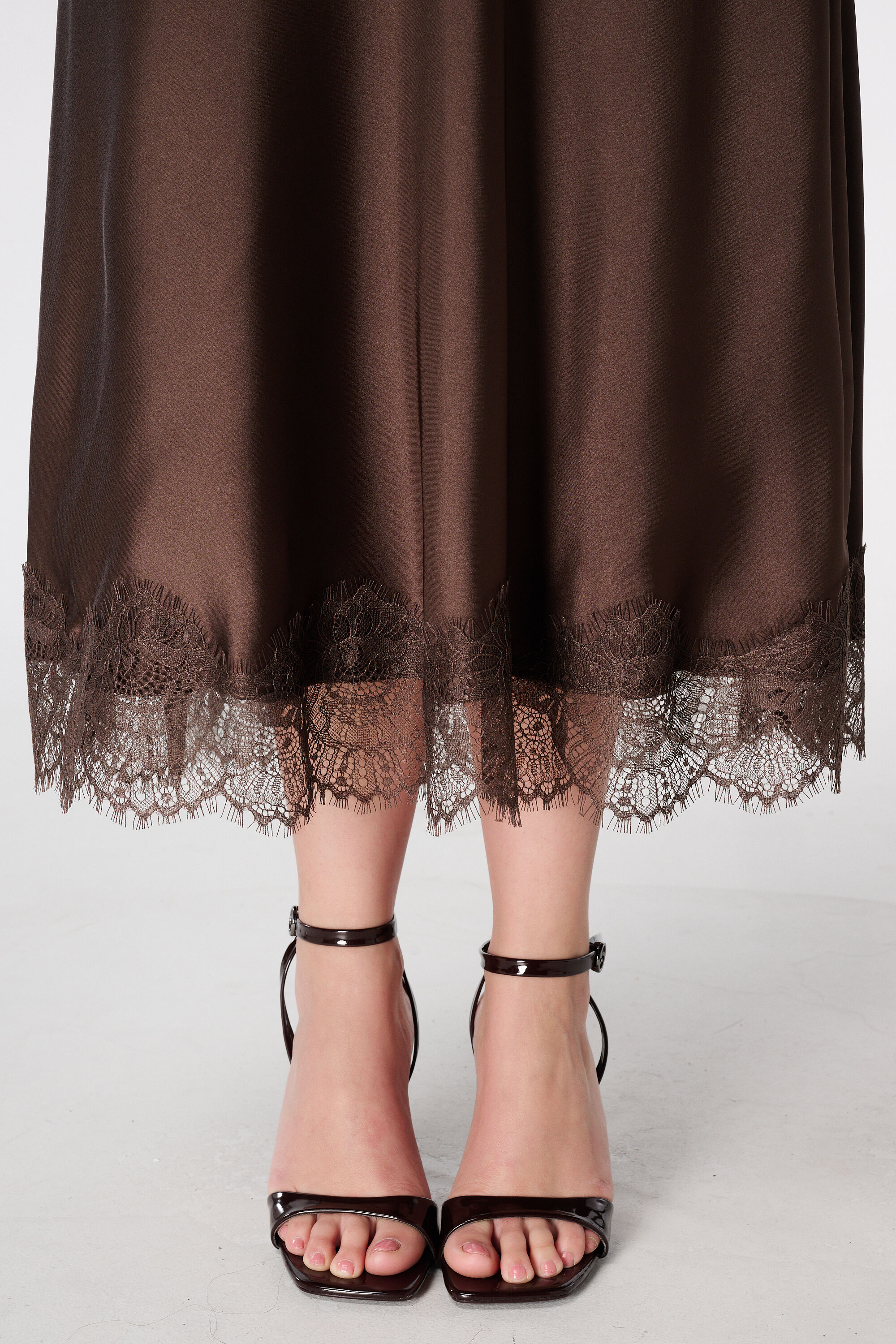 Jupe effet satin avec d&eacute;tail dentelle image number 4