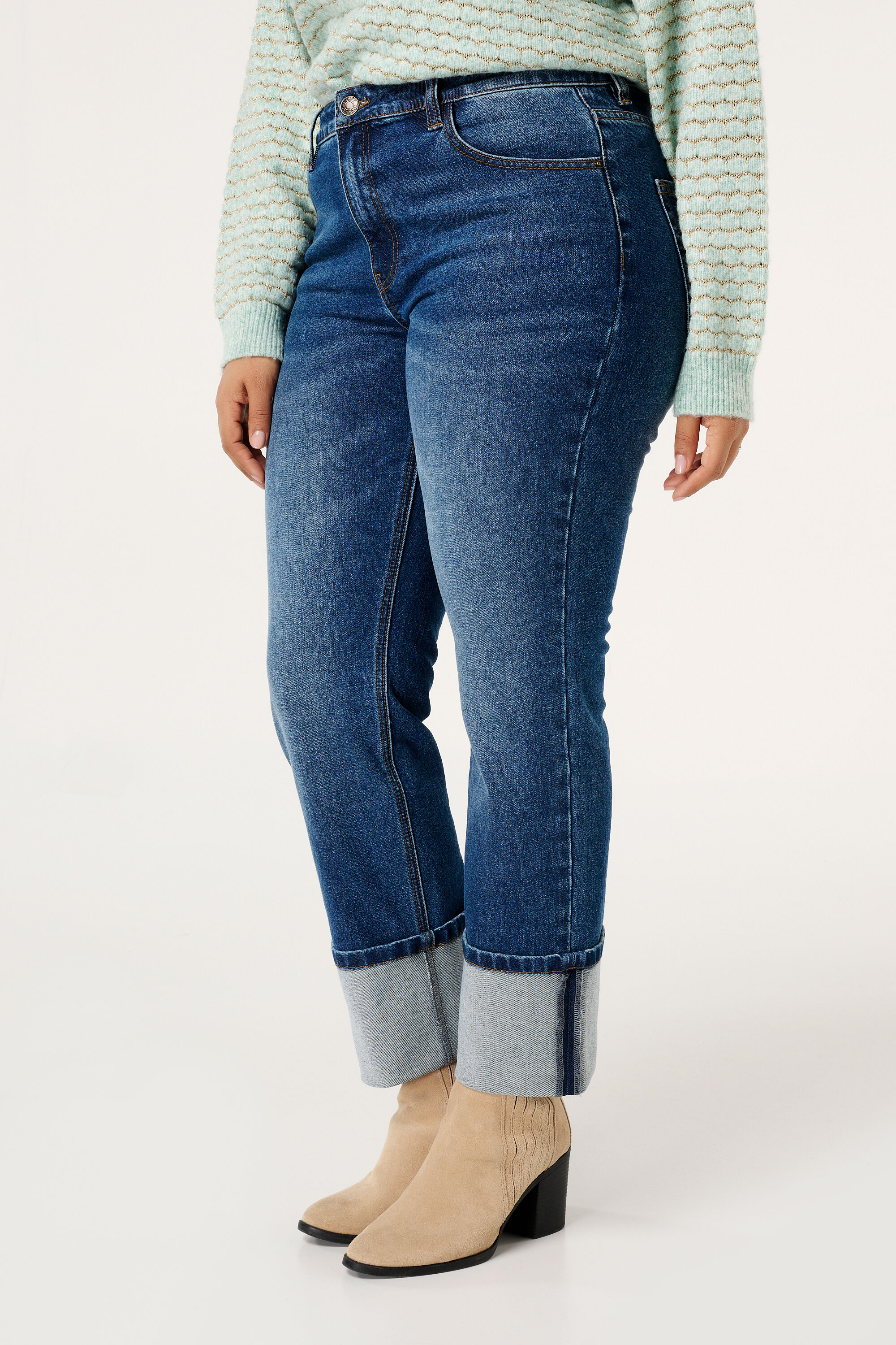 Jeans &agrave; jambes droites et &agrave; revers image number 5