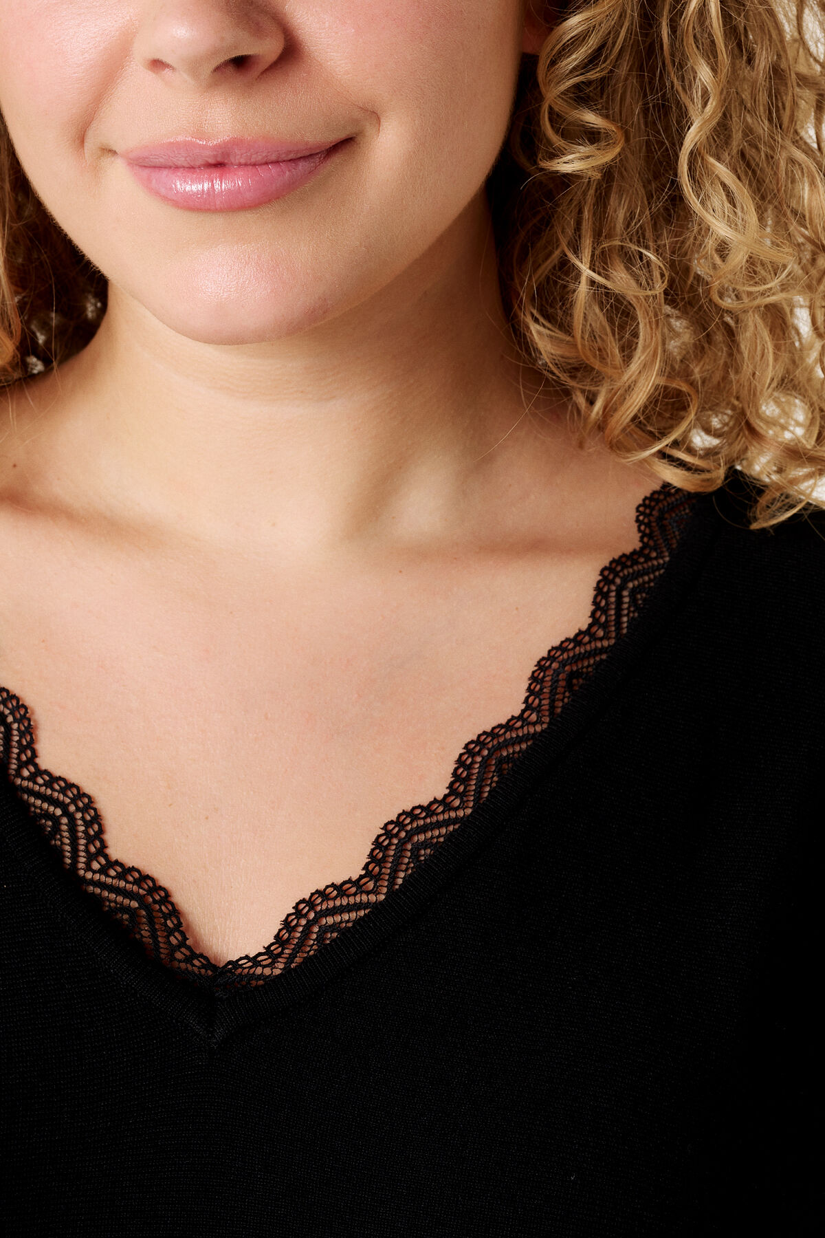 Pull avec d&eacute;tails en dentelle image number 4