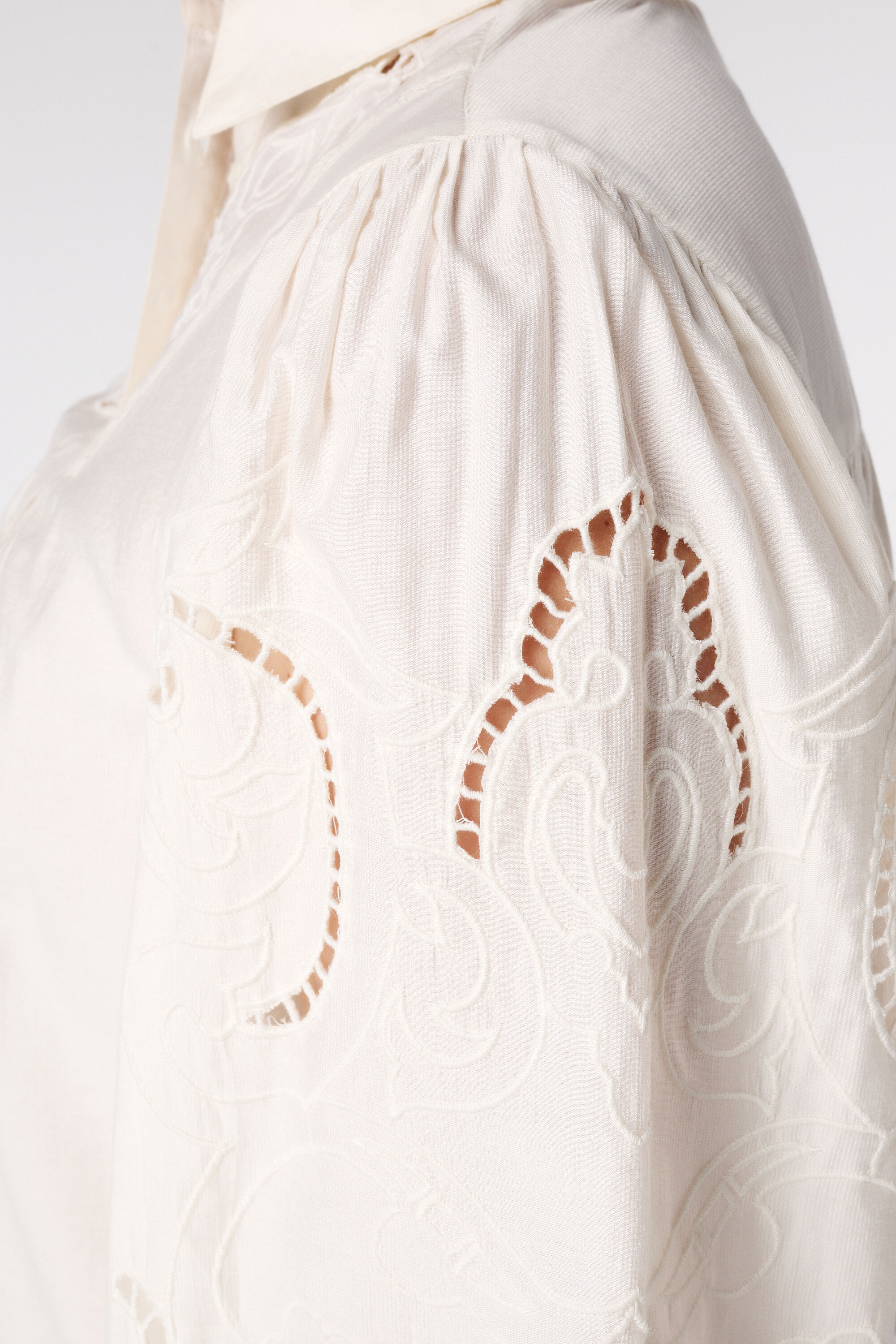 Blouse avec broderie ajour&eacute;e image number 6