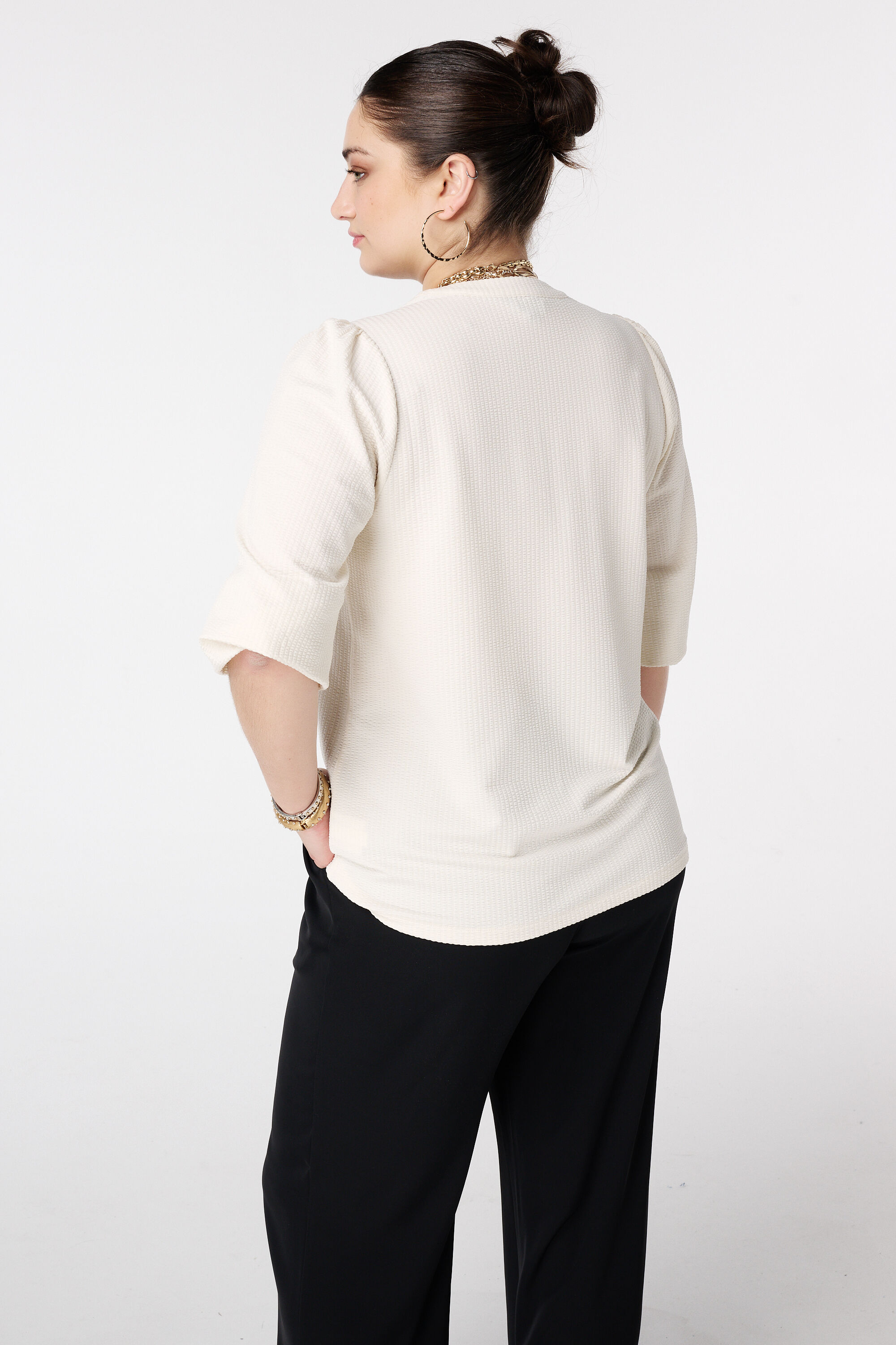 Haut &agrave; broderie et col en V image number 3