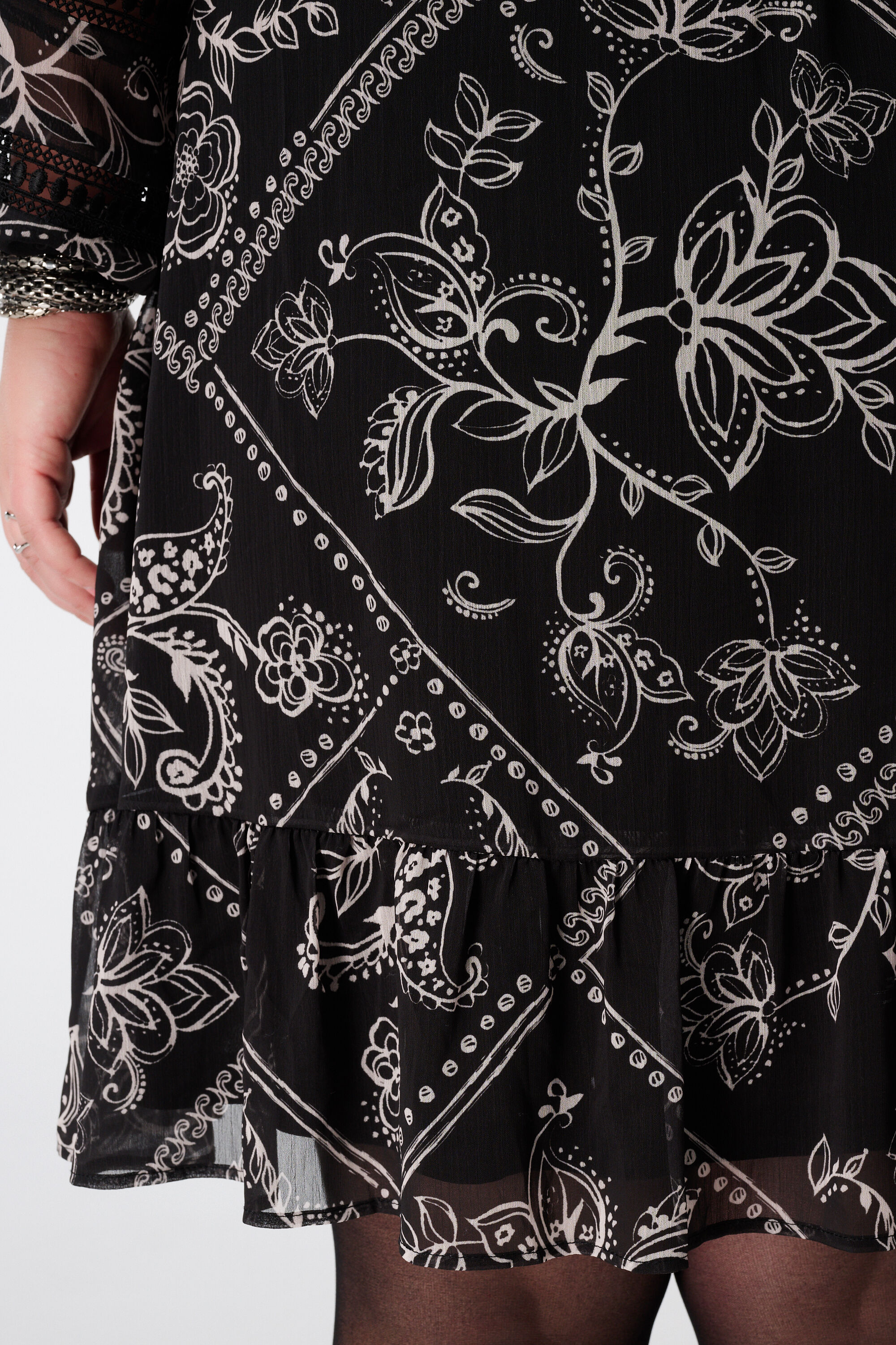 Robe imprim&eacute;e avec d&eacute;tails brod&eacute;s image number 6