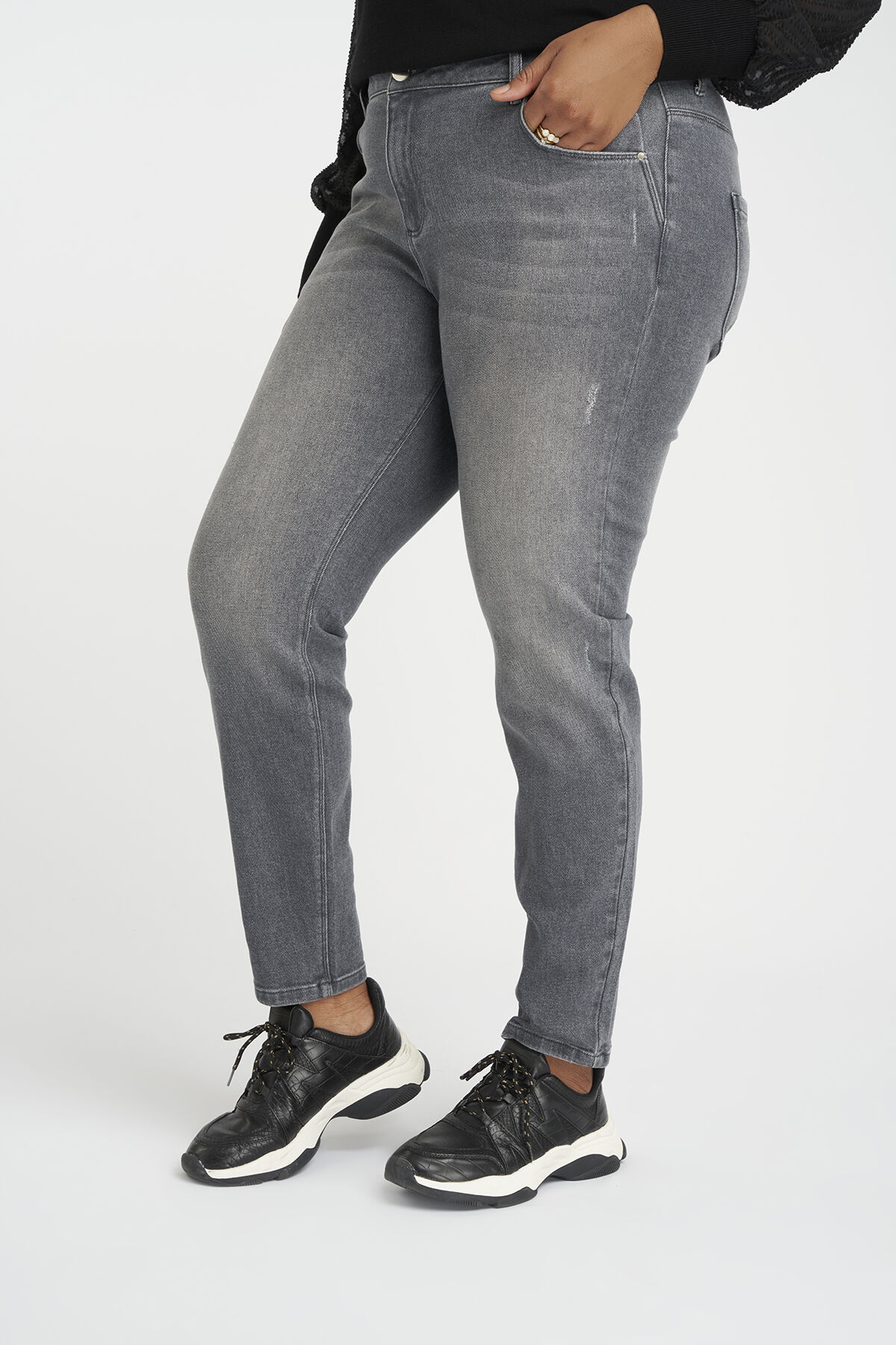 Jeans au d&eacute;cor us&eacute; image number 4