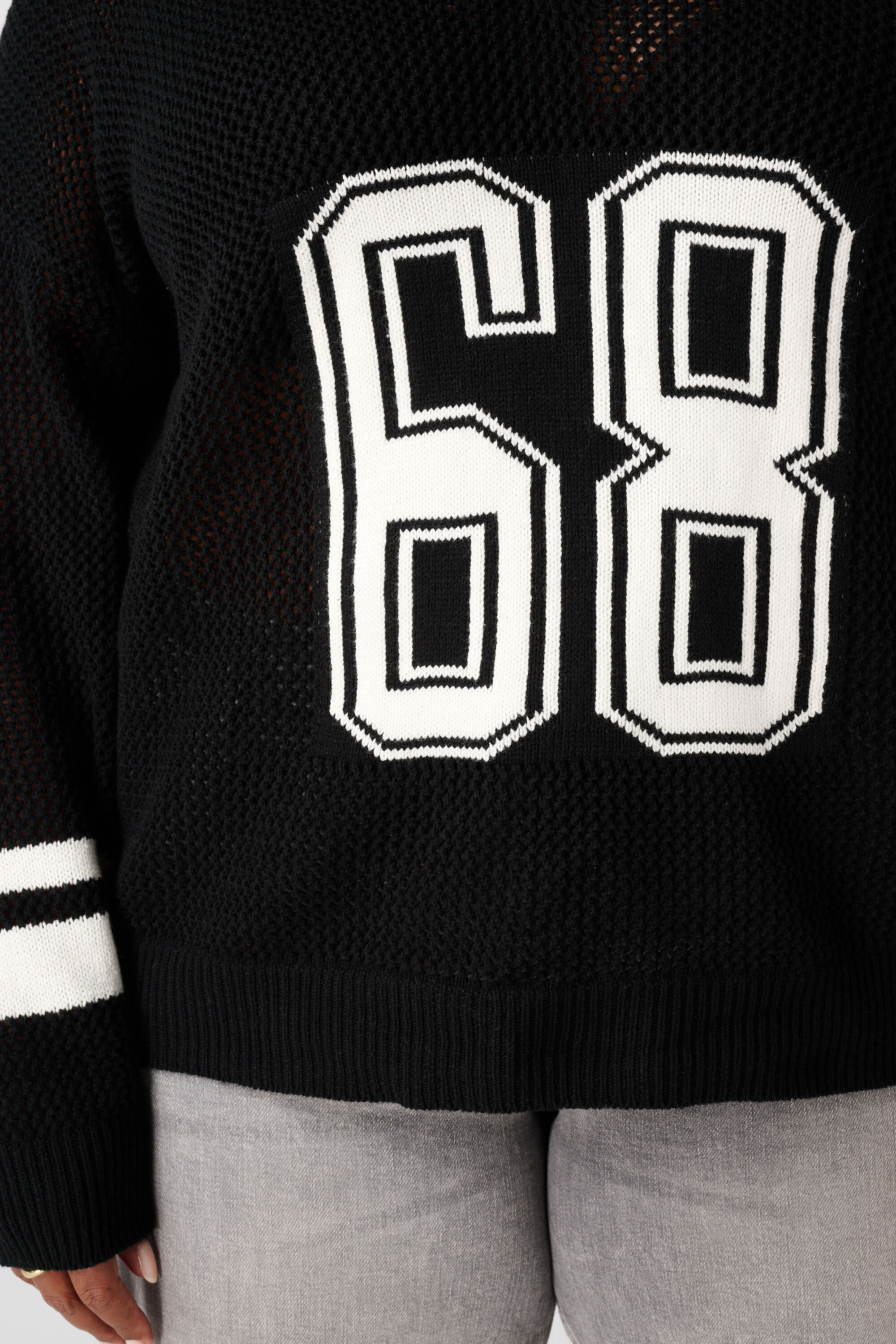 Pull universitaire en maille fine image number 6