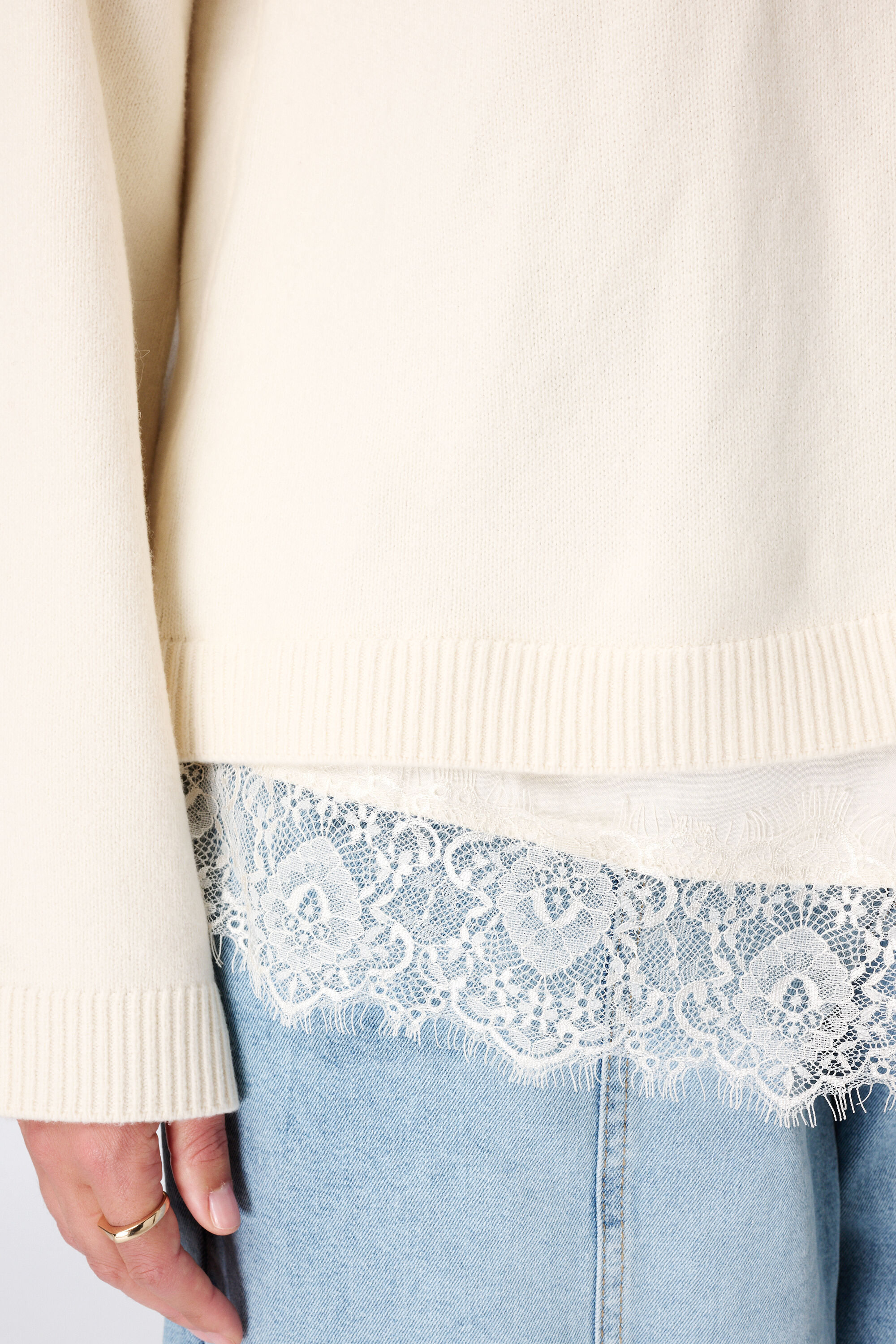 Pull avec dentelle image number 6