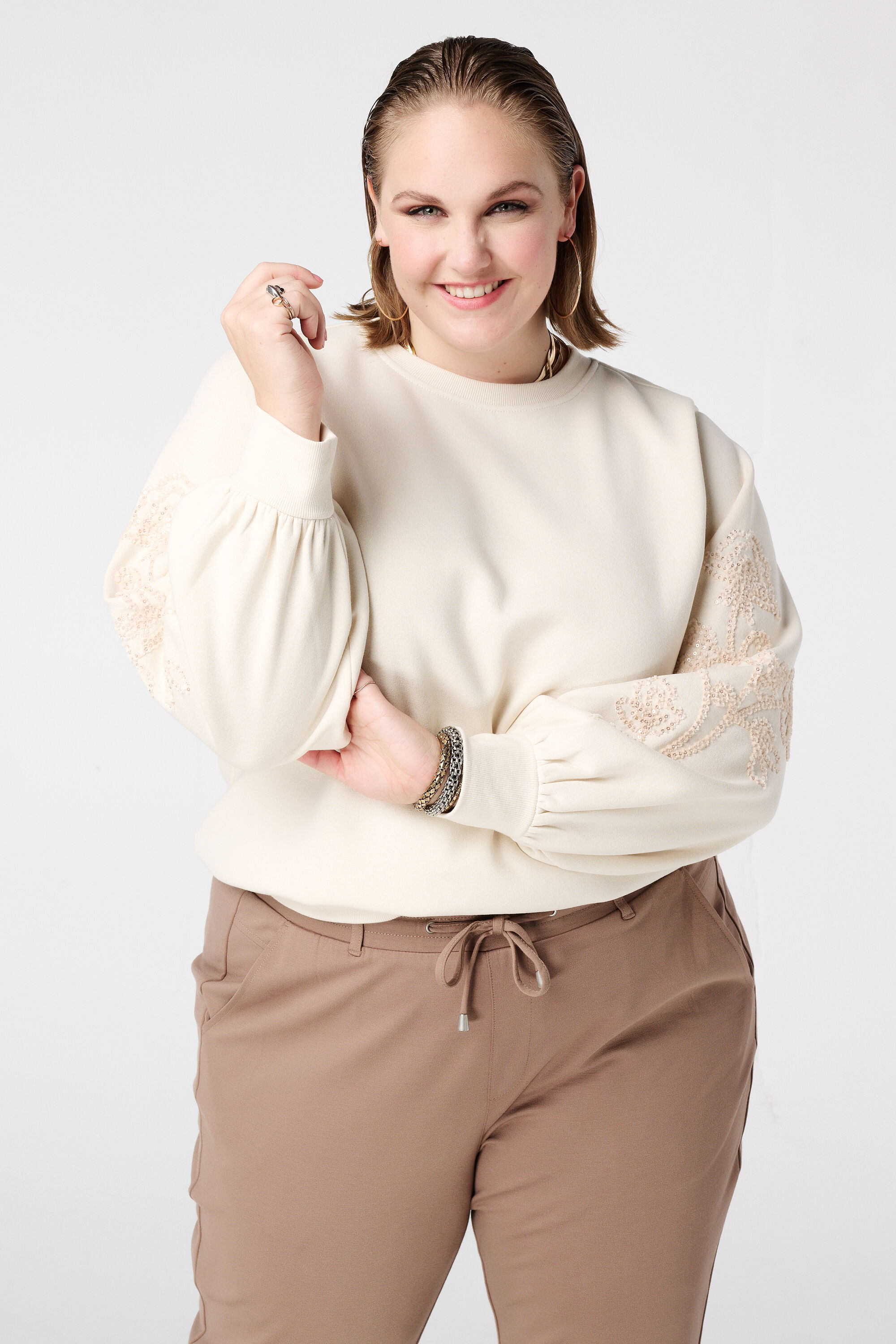 Pull avec broderies d&eacute;licates sur les manches