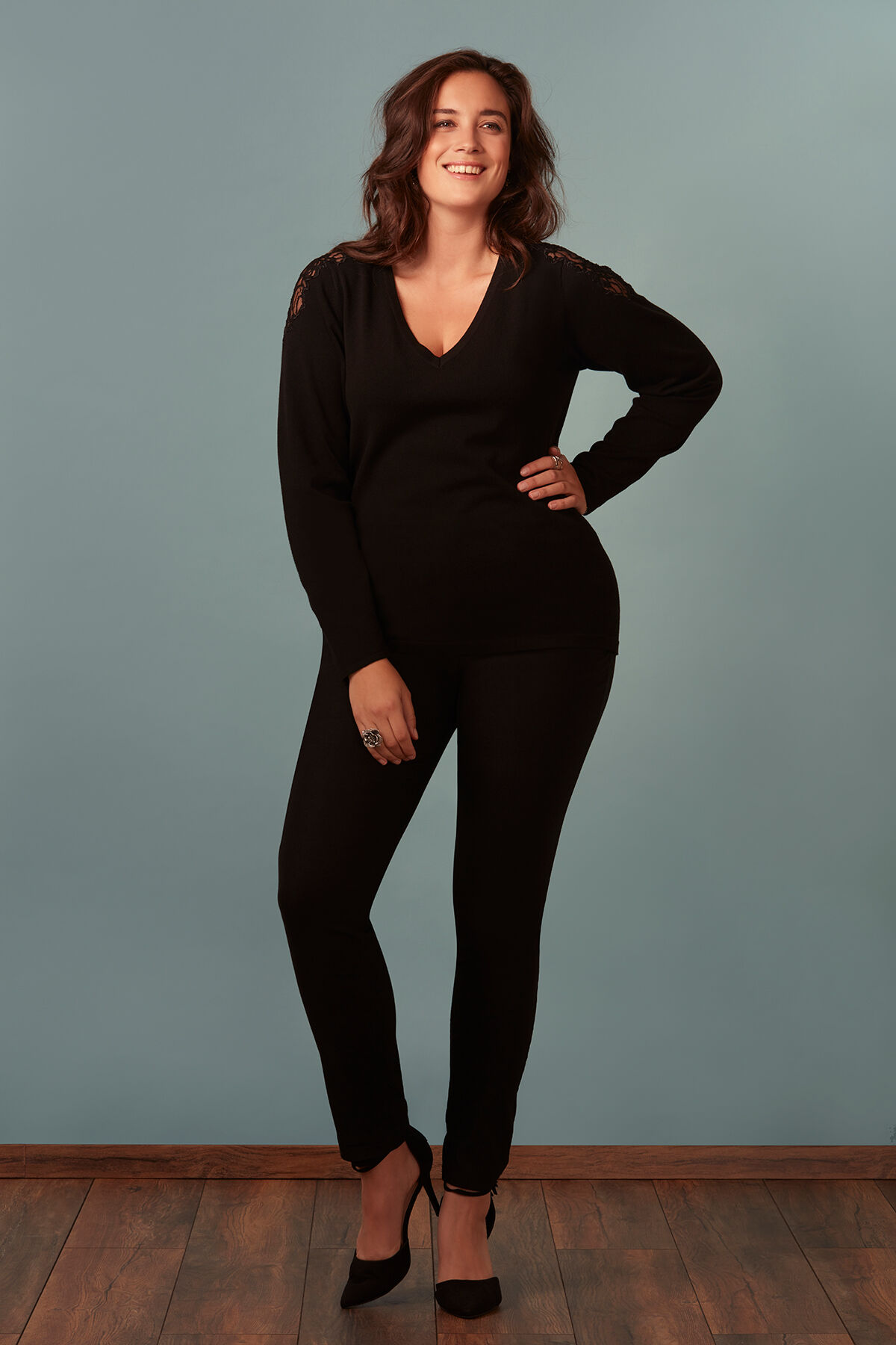 Pull-over avec d&eacute;tails en dentelle image number 3