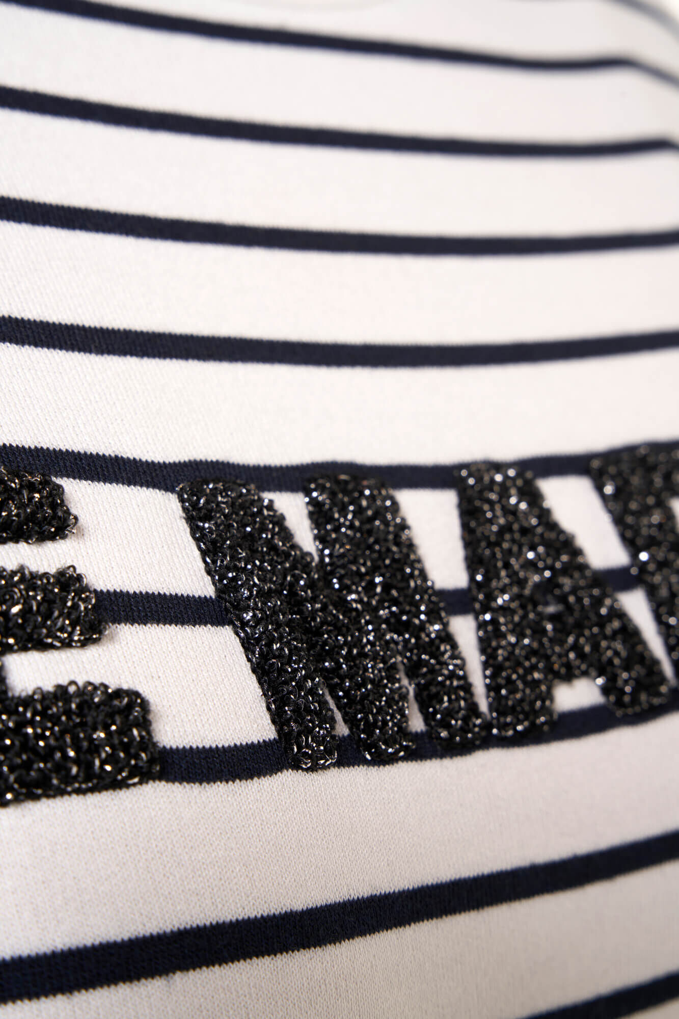 Pull ray&eacute; avec des illustrations image number 5