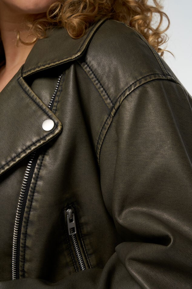 Une veste de style biker oversized au look en cuir image number 4