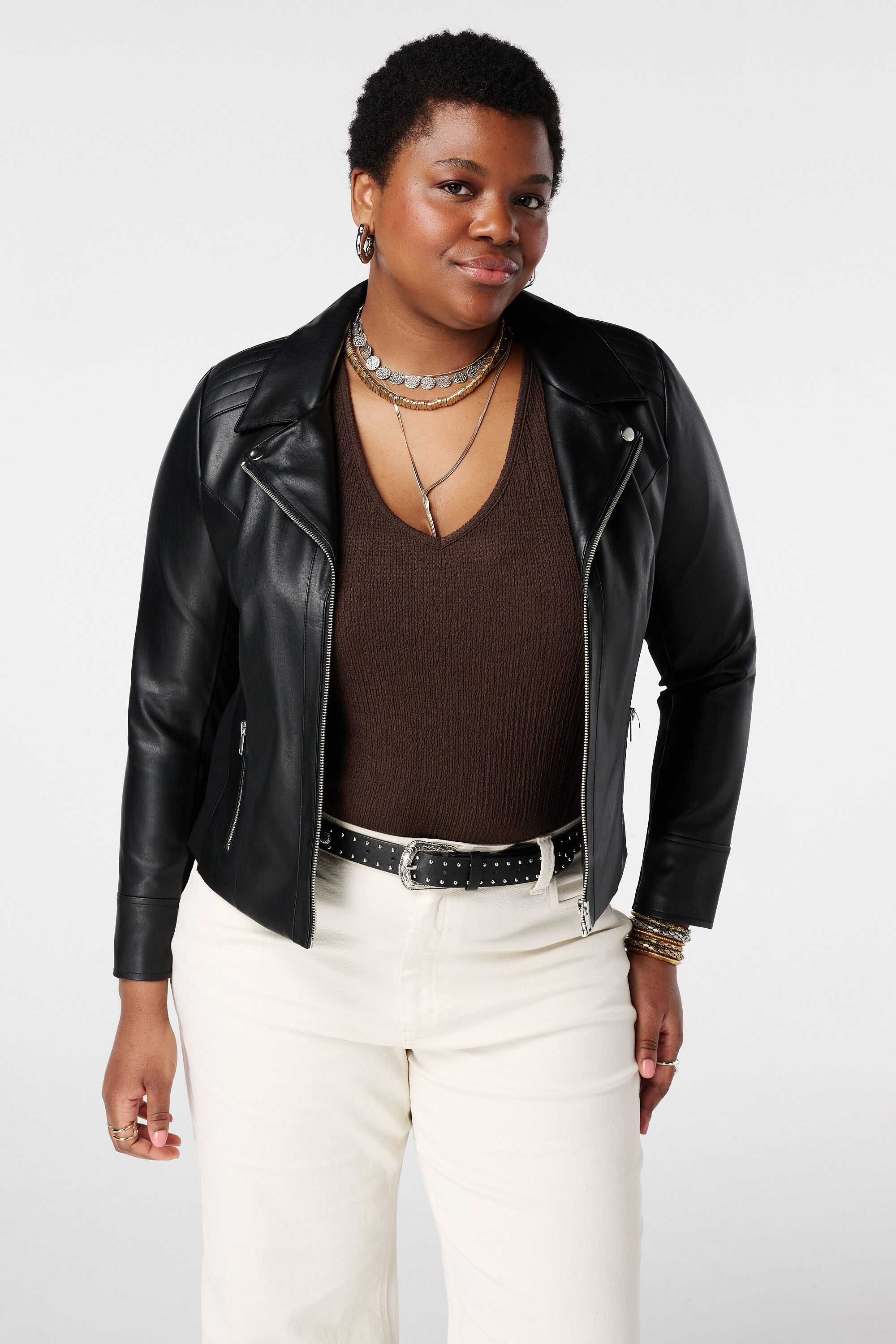 Veste &eacute;l&eacute;gante en cuir orn&eacute;e de d&eacute;tails argent&eacute;s image number 0