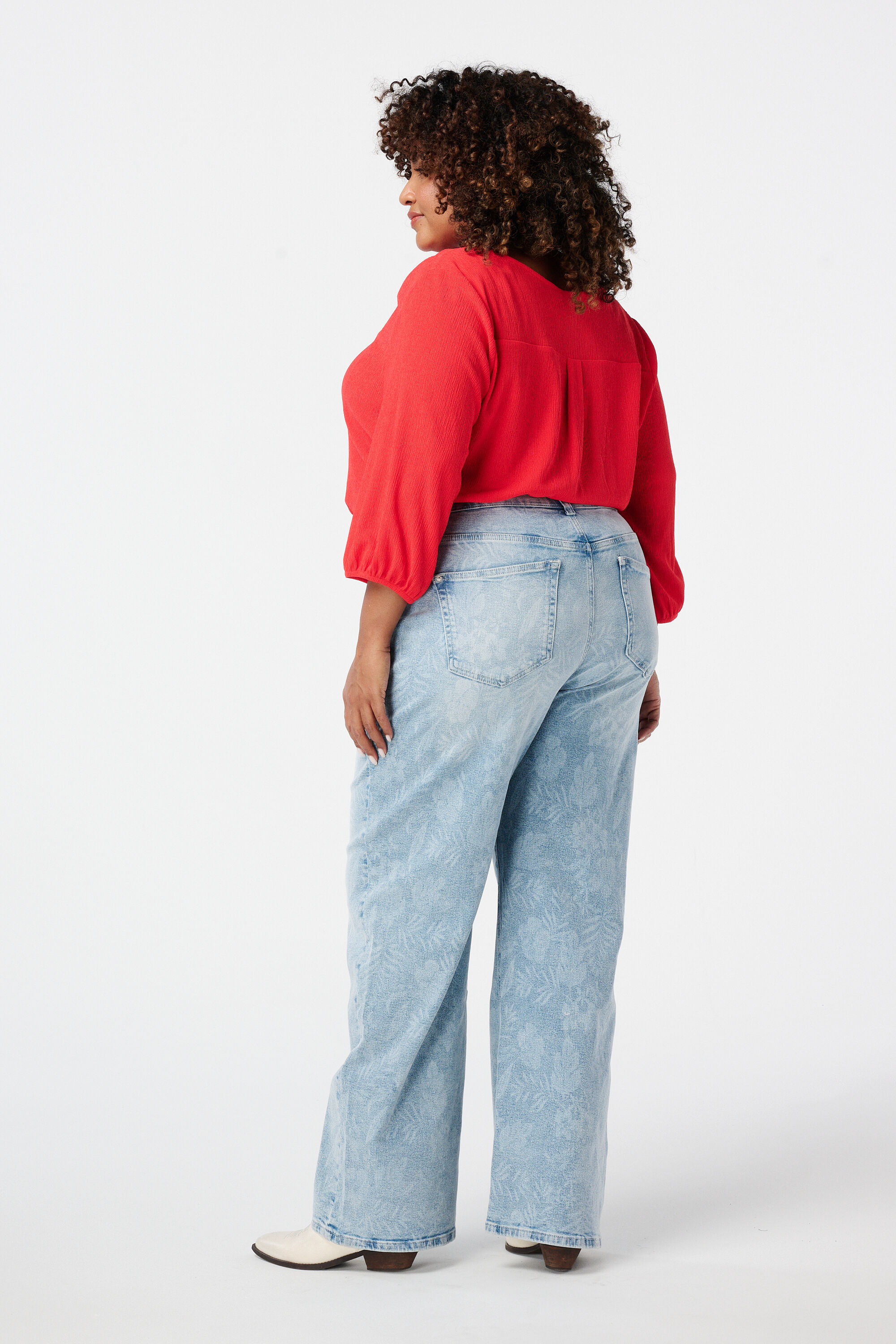 Jean ample avec imprim&eacute; floral image number 3