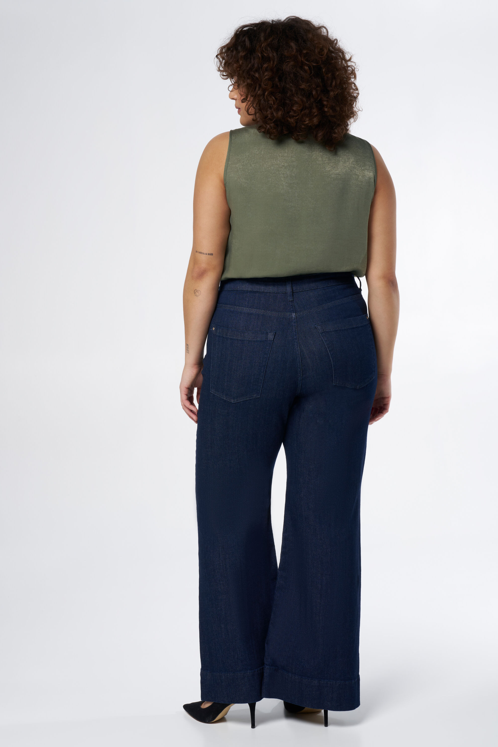 Jean &agrave; jambe &eacute;vas&eacute;e avec surpiq&ucirc;res d&eacute;coratives image number 3