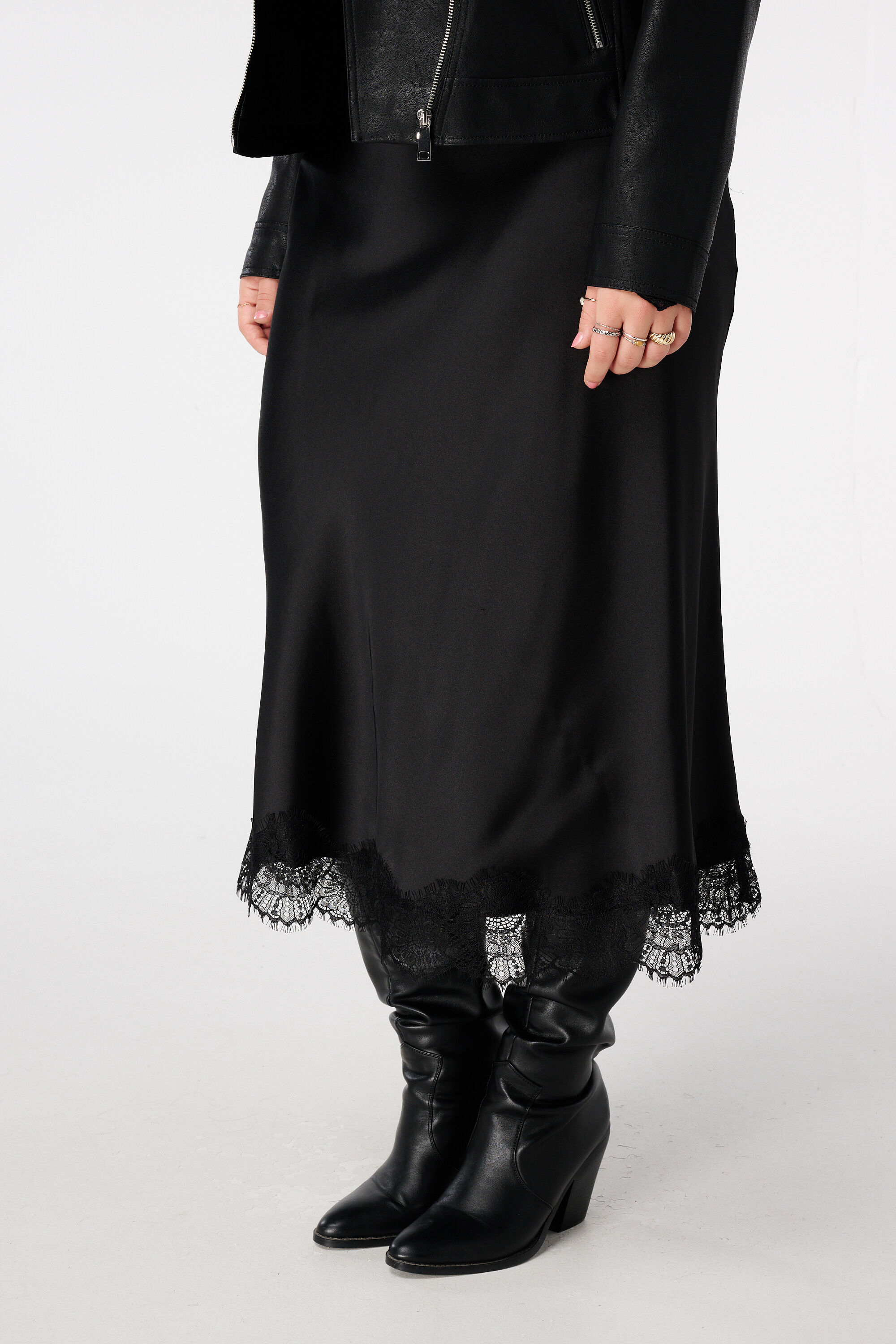 Jupe effet satin avec d&eacute;tail dentelle image number 5