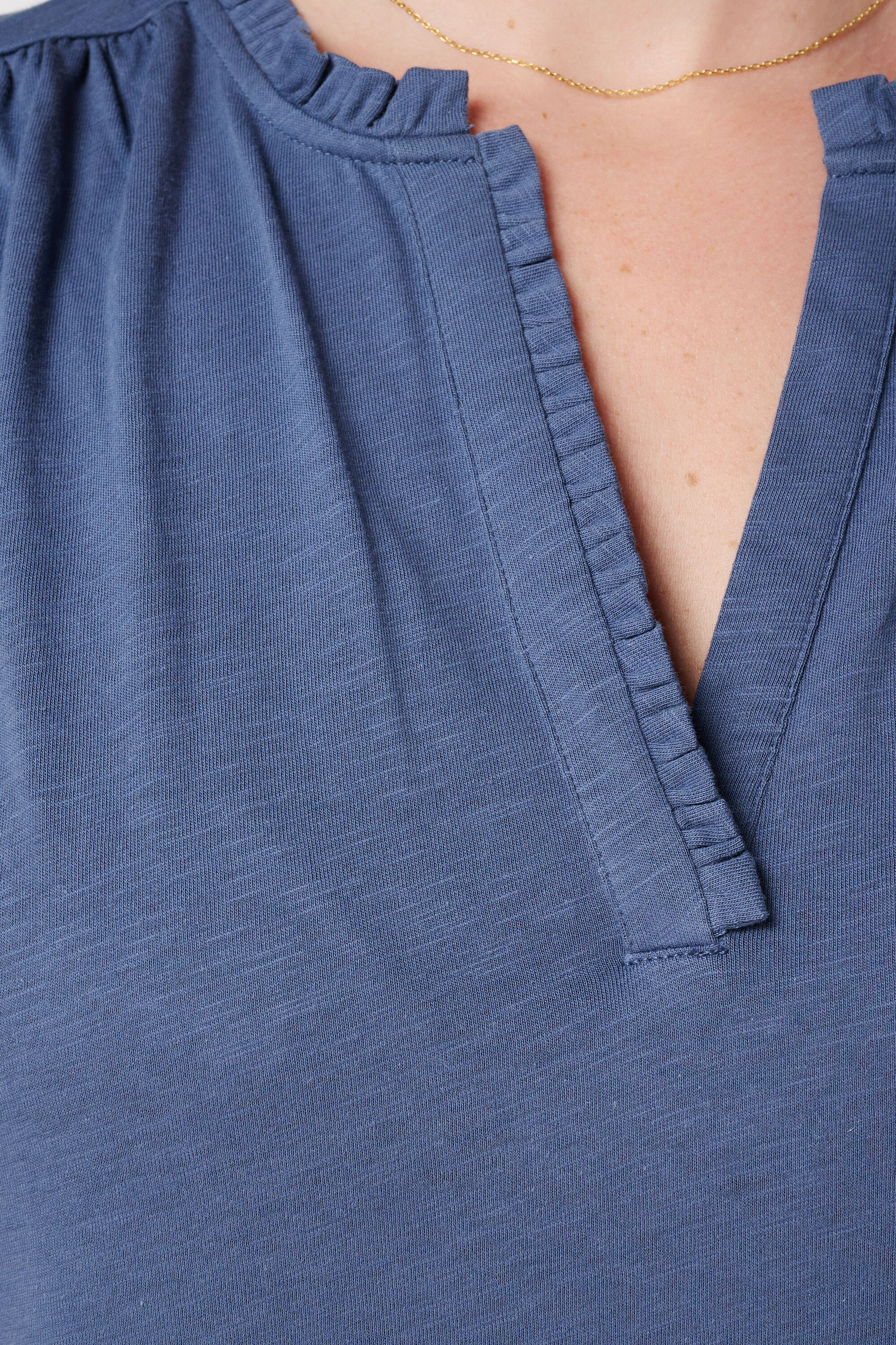 Haut avec col en V &agrave; volants image number 6