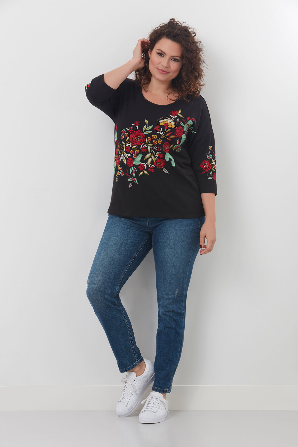 Pull-over avec broderie image number 3