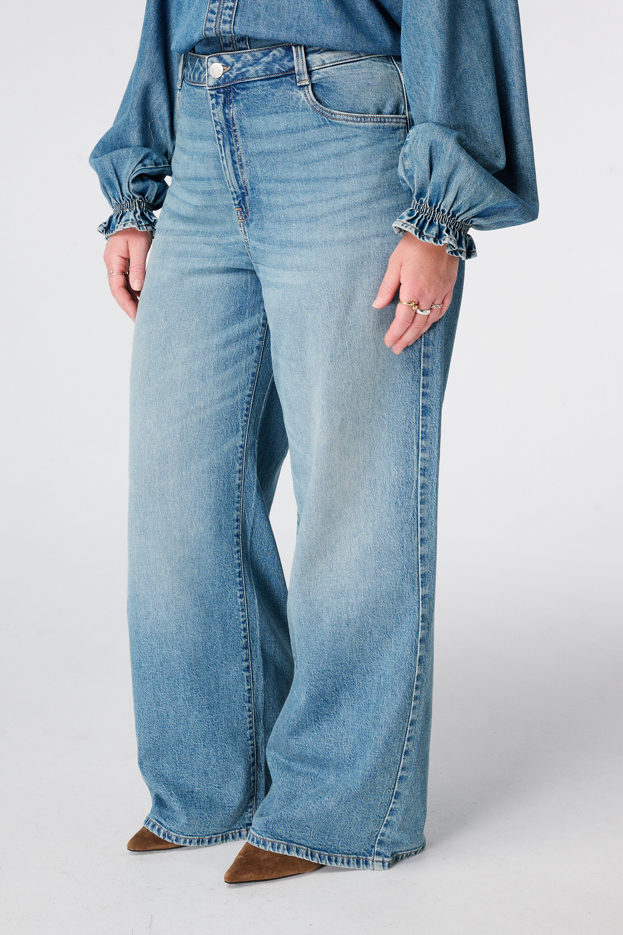 Jeans larges &agrave; taille haute image number 5