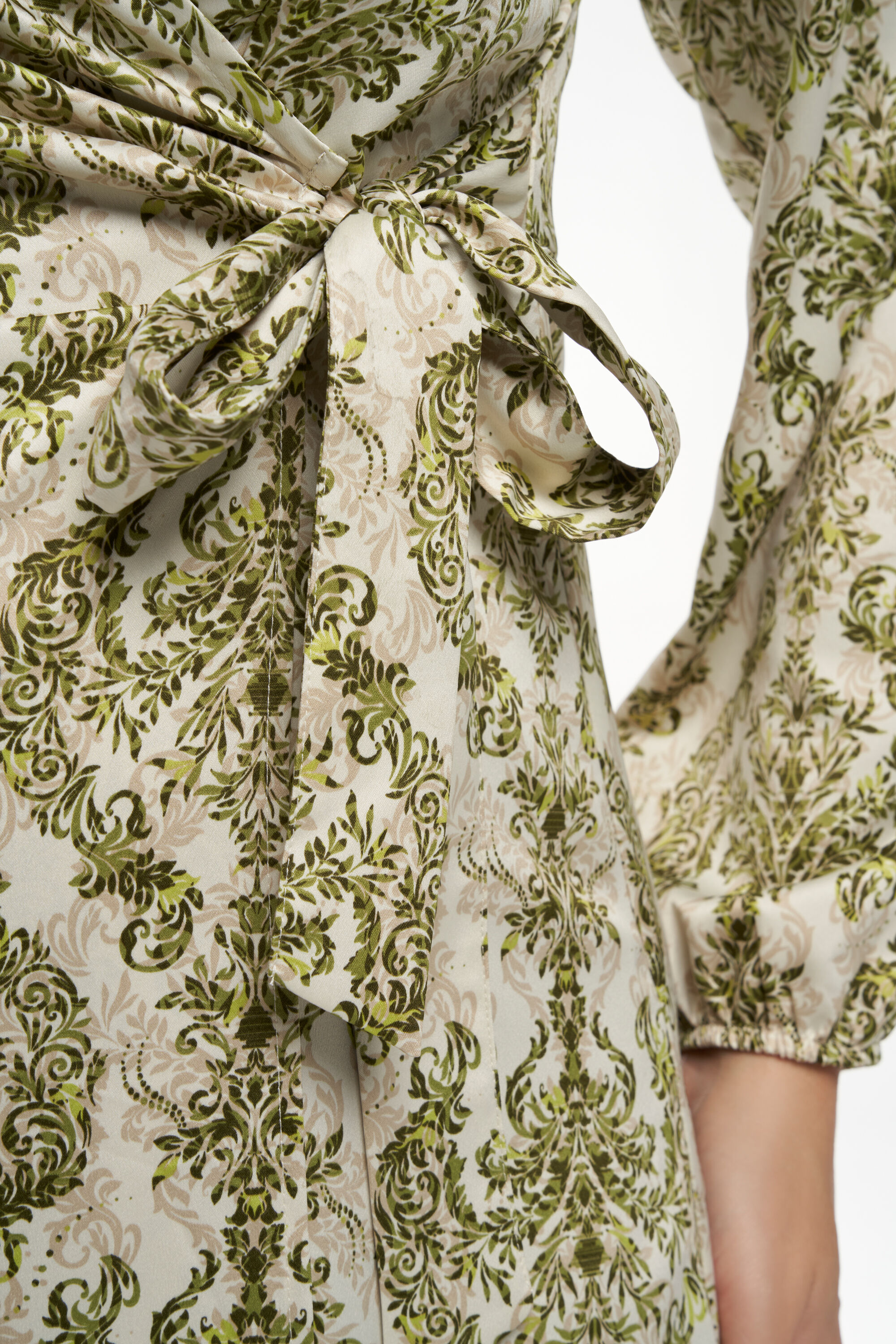 Robe midi &agrave; l'aspect satin&eacute; et imprim&eacute; image number 4