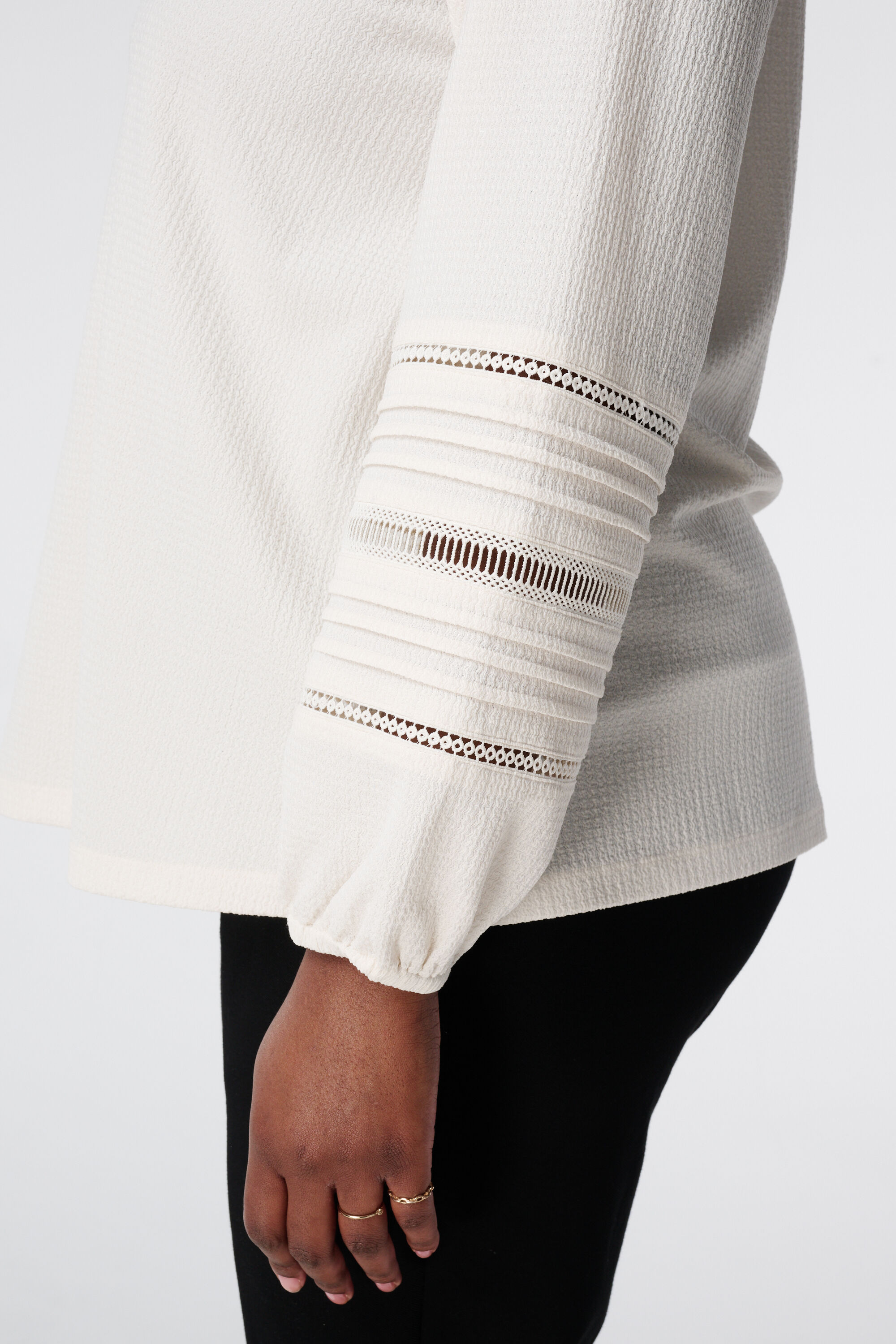 Haut avec d&eacute;tails brod&eacute;s image number 4