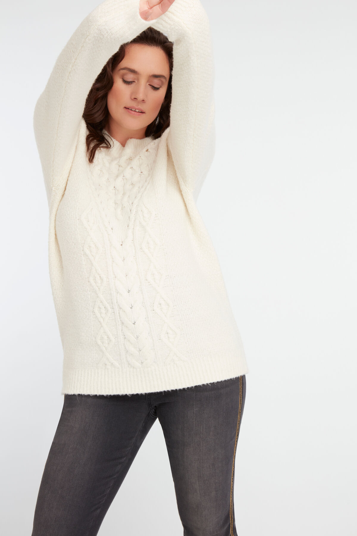 Pull en maille torsad&eacute;e image number 4