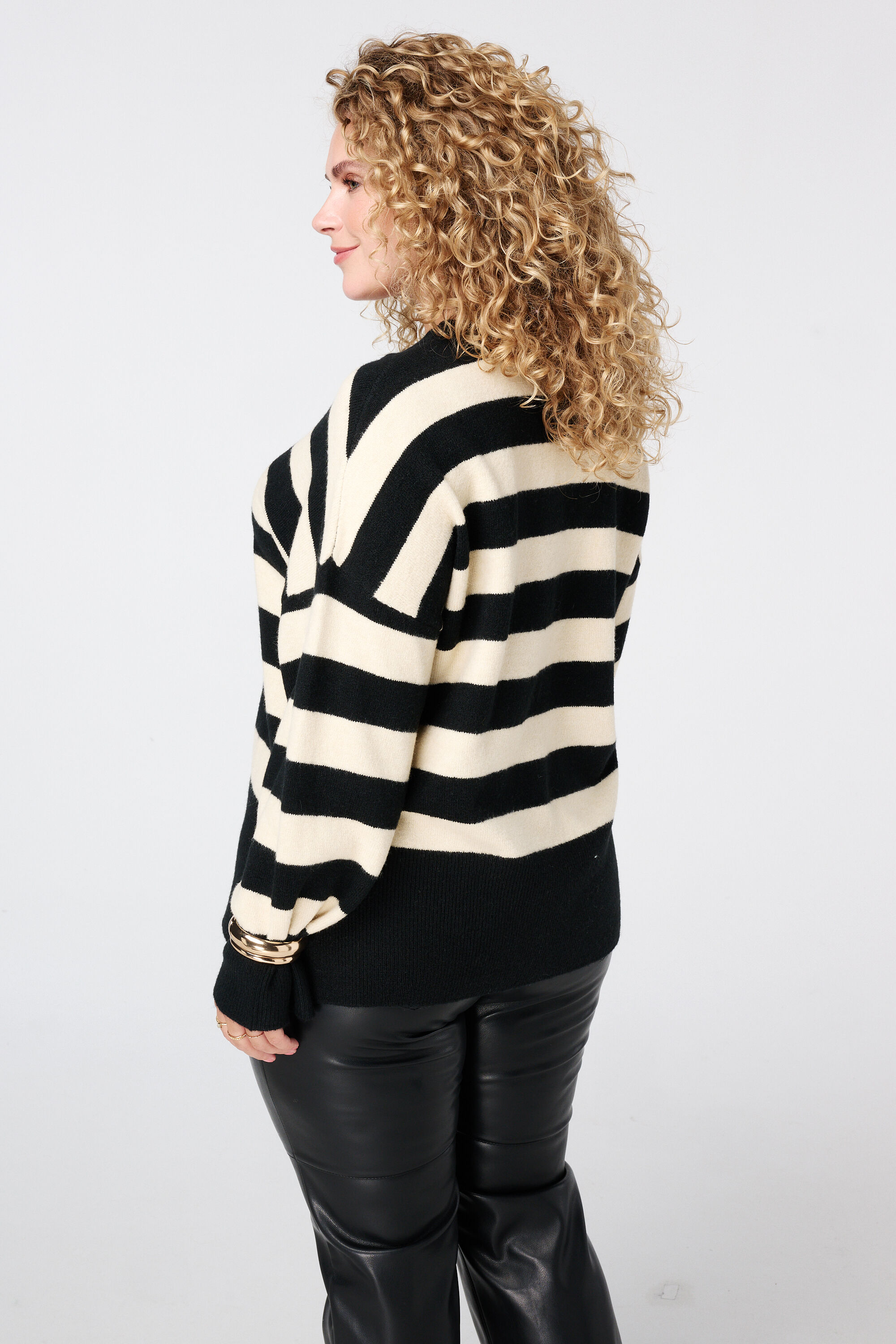 Pull tricot&eacute; &agrave; rayures et fente image number 3
