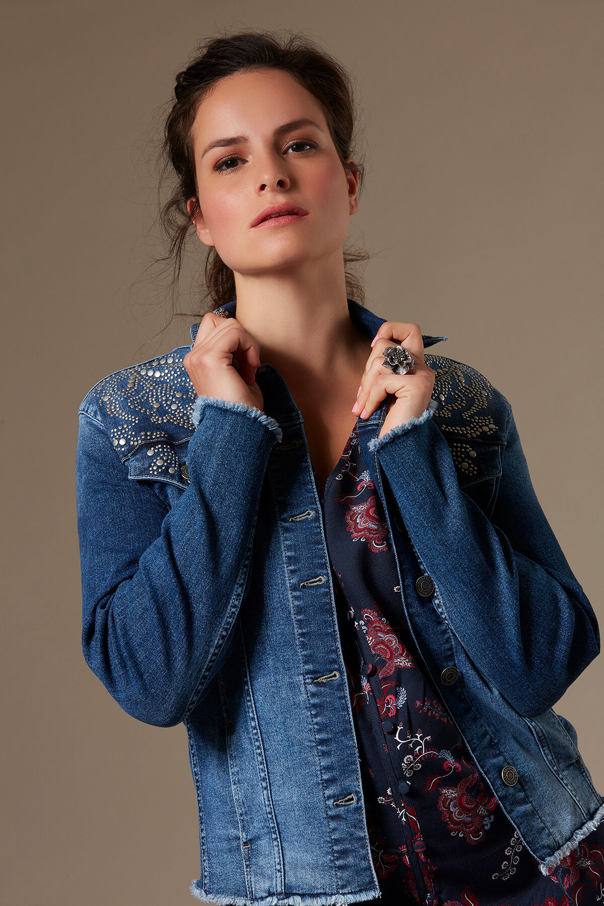 Veste en jean &agrave; clous image number 5