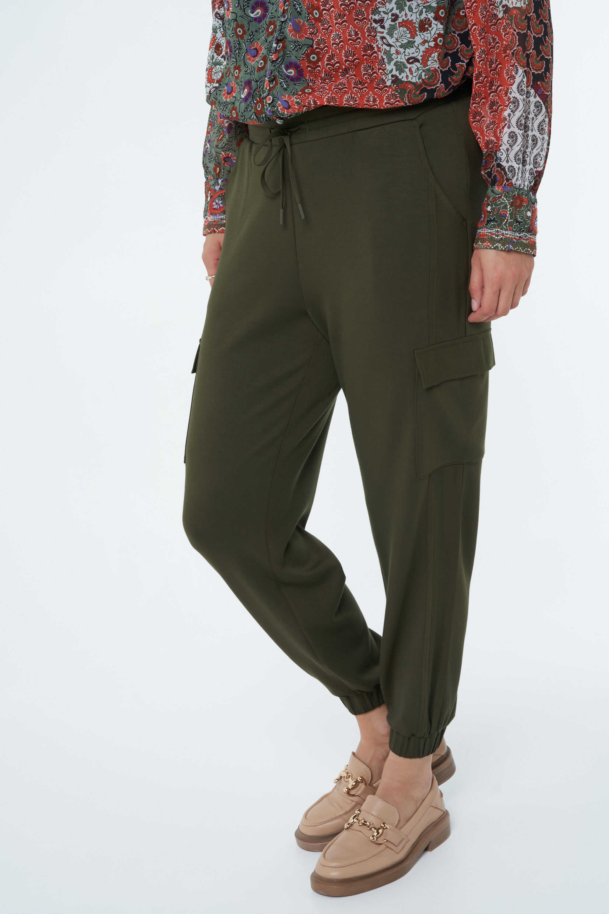 Pantalon cargo avec satin image number 6