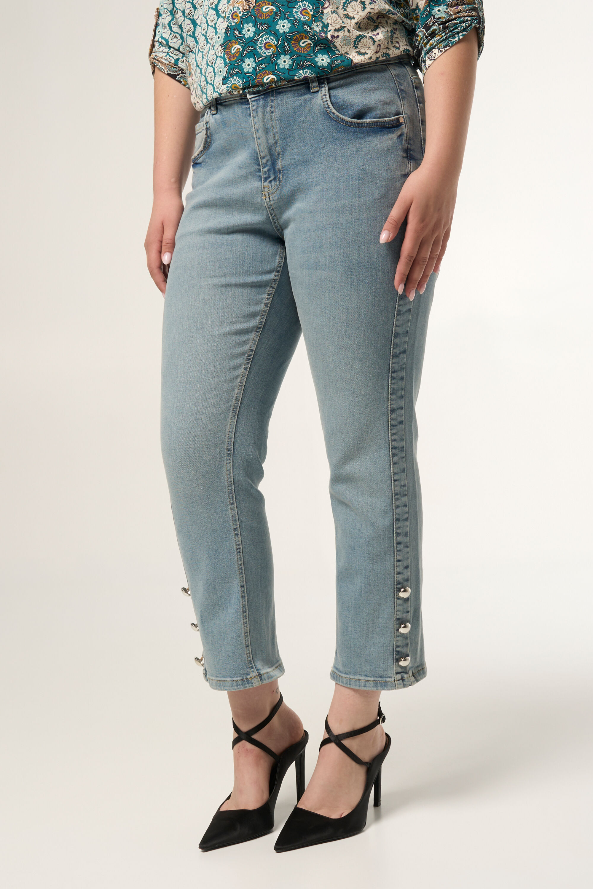 Jean avec bouton fantaisie image number 5