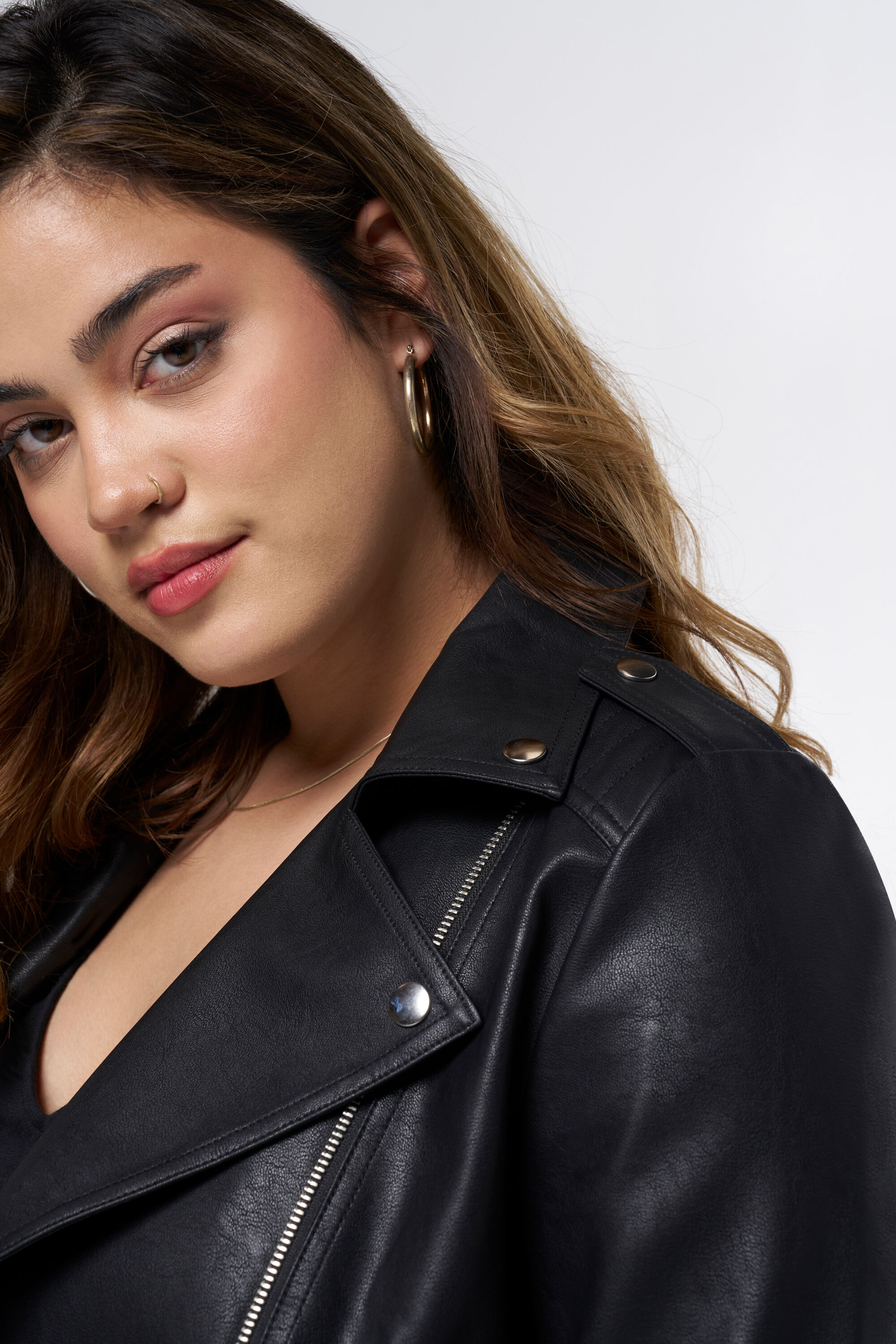 Veste en cuir avec d&eacute;tails argent&eacute;s image number 4