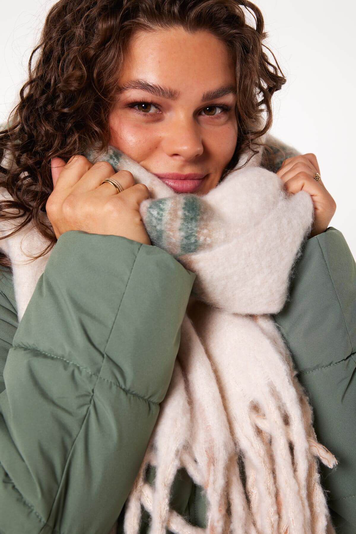 &Eacute;charpe &agrave; imprim&eacute; &agrave; carreaux image number 2